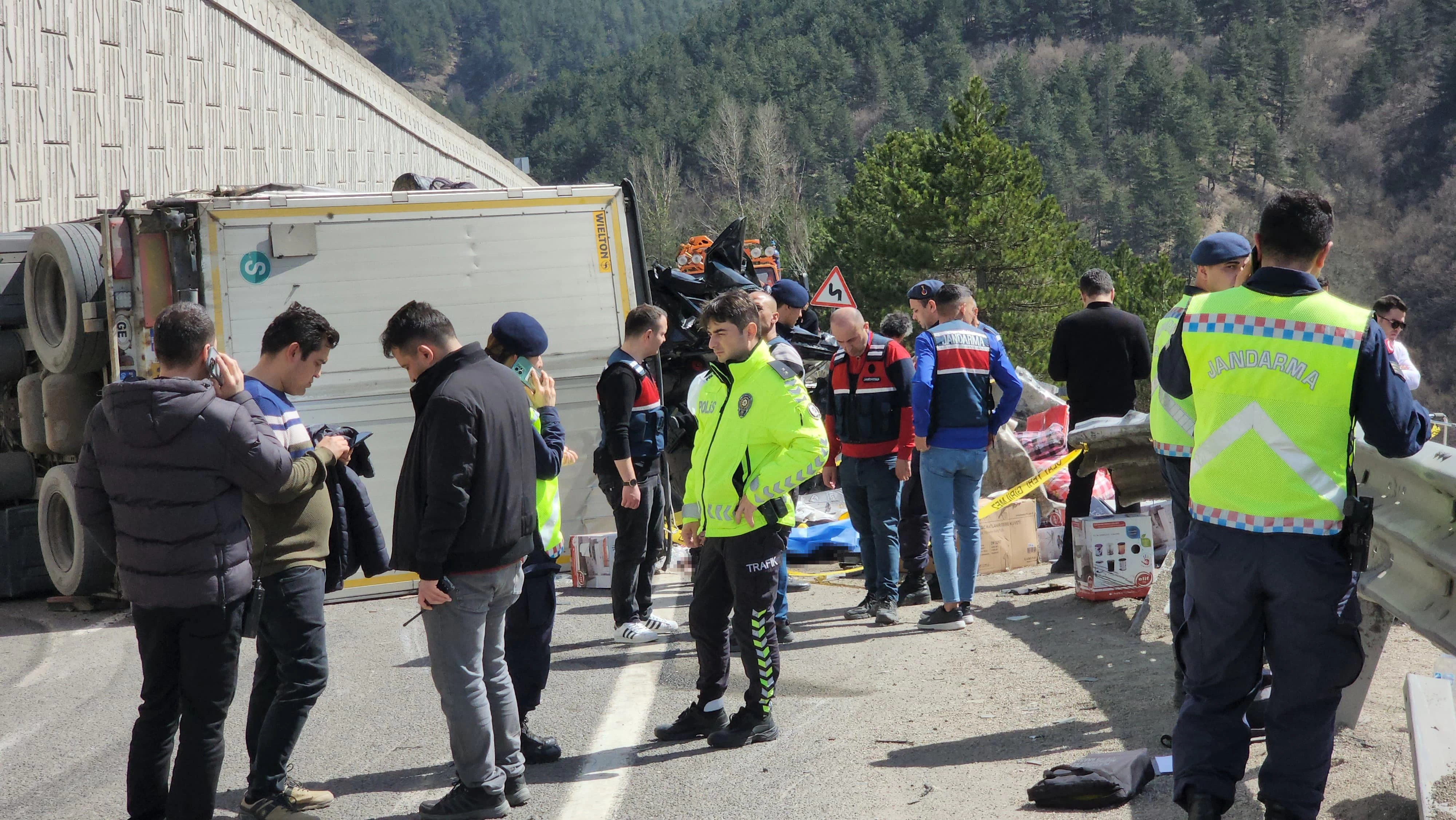 Çankırı'da tır yolda duran otomobilin üstüne devrildi: 4 kişi hayatını kaybetti