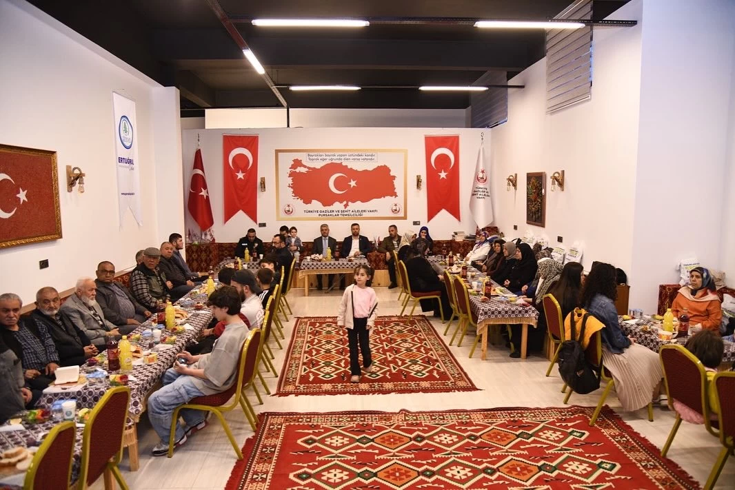 Pursaklar Belediye Başkanı Ertuğrul Çetin şehit ve gazi yakınları ile iftarda bir araya geldi