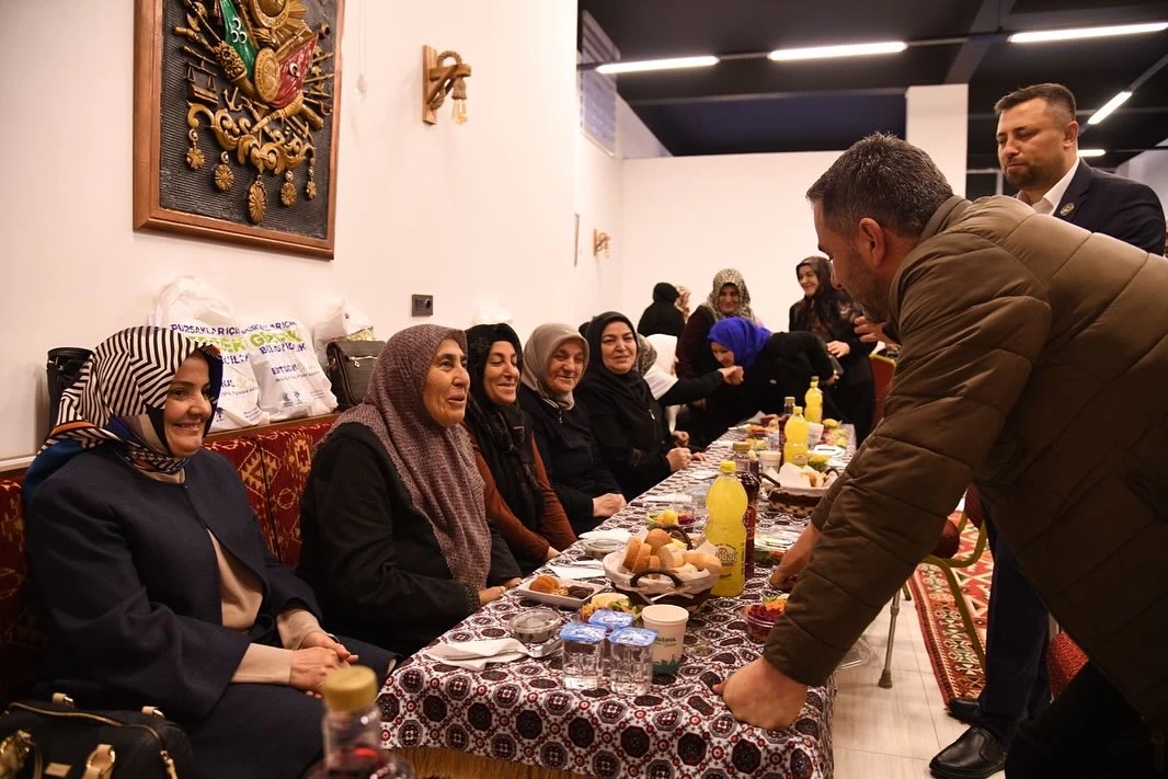 Pursaklar Belediye Başkanı Ertuğrul Çetin şehit ve gazi yakınları ile iftarda bir araya geldi - Resim : 2