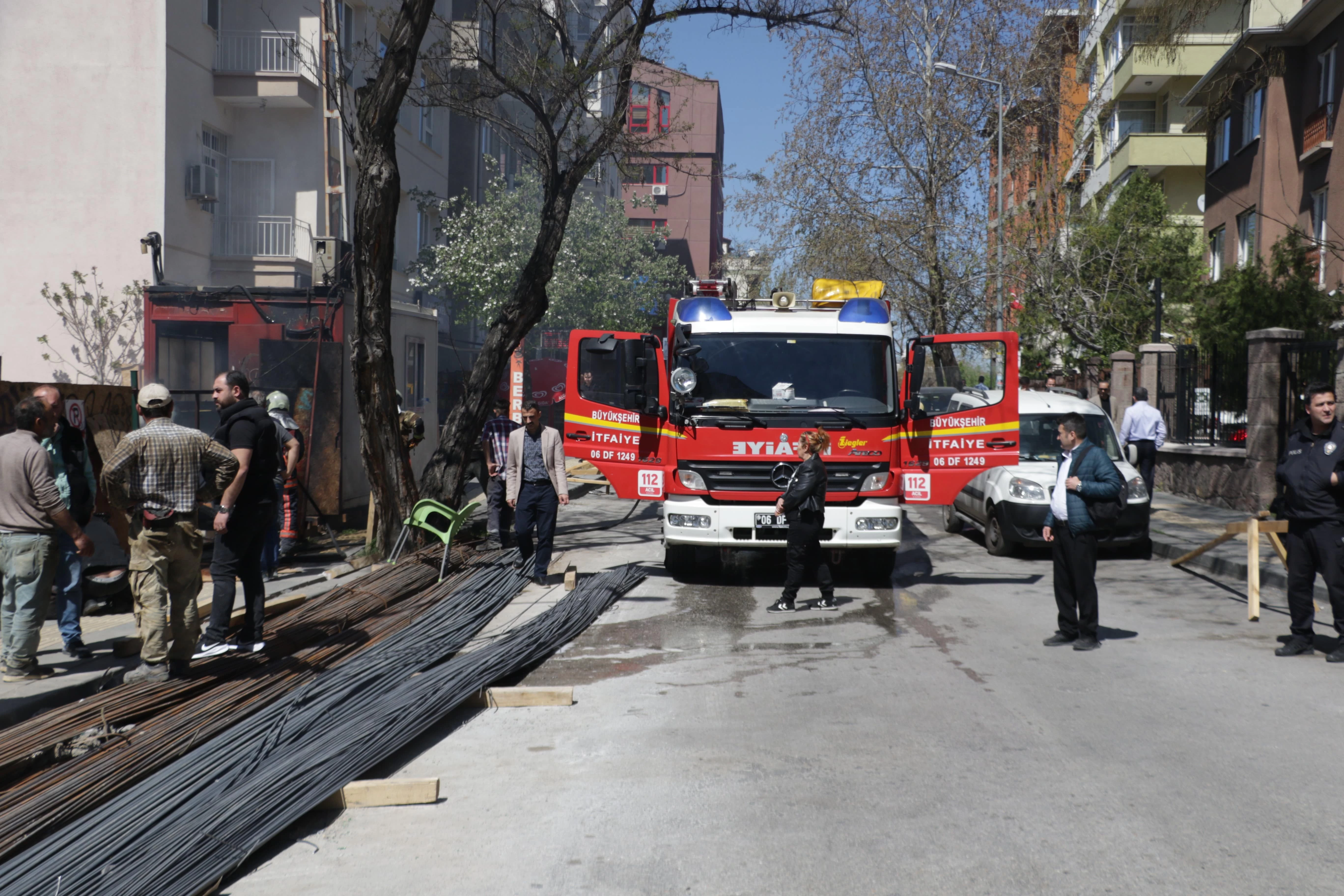 Ankara YSK Binası yakınında yangın çıktı