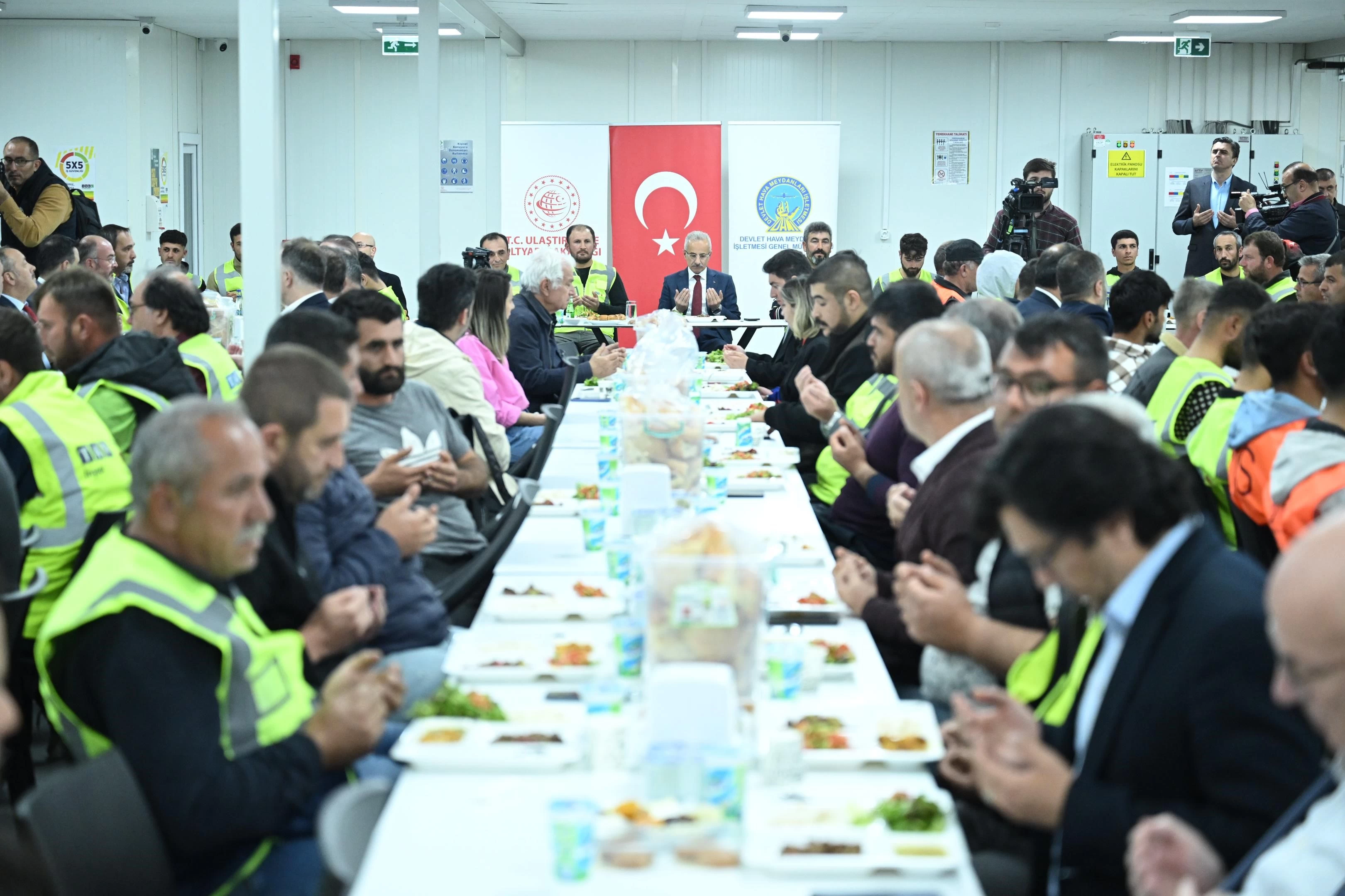 Bakan Uraloğlu, Esenboğa Havalimanının yeni pist inşaatında işçiler ile iftar yemeğine katıldı!