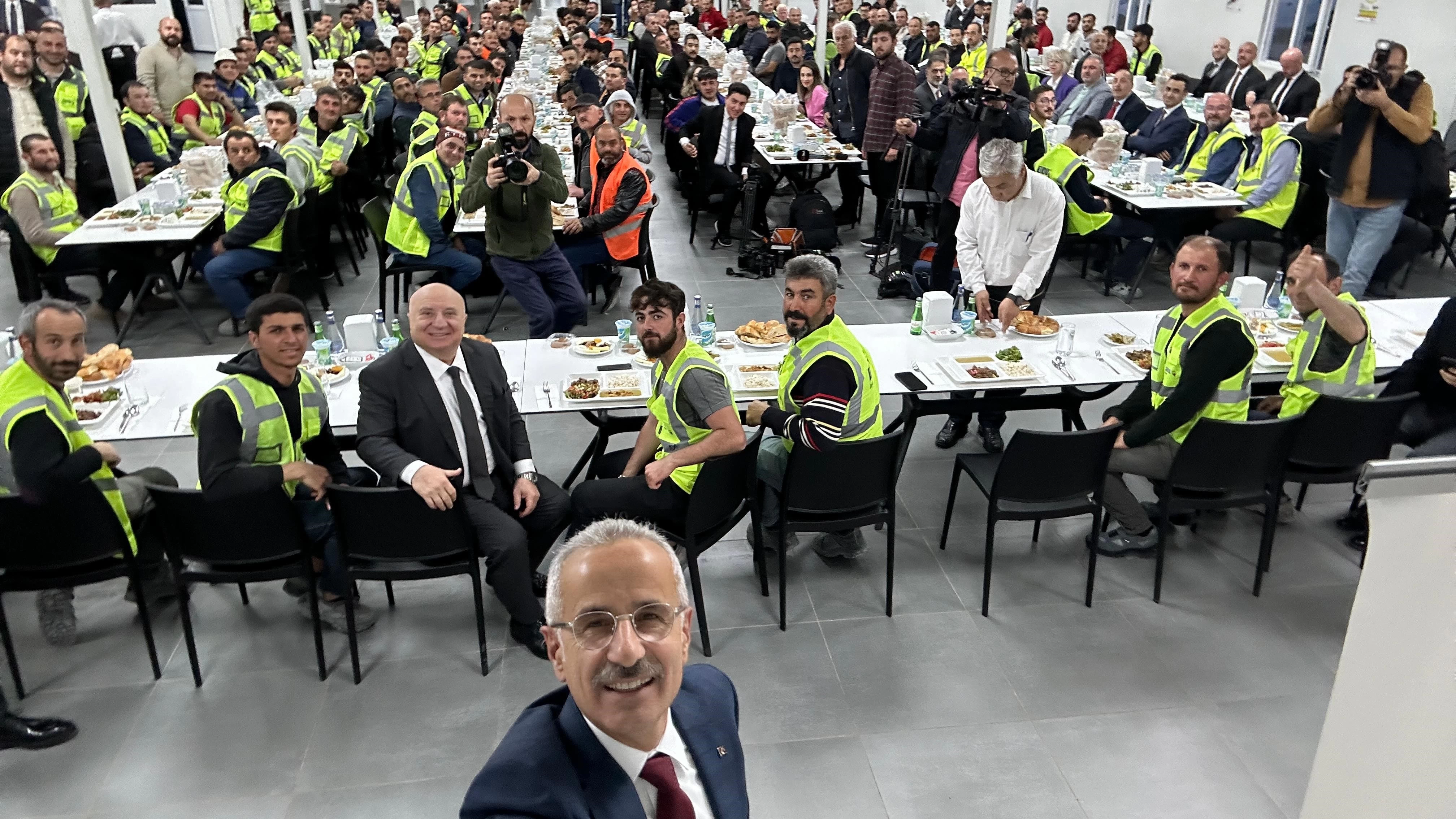 Bakan Uraloğlu, Esenboğa Havalimanının yeni pist inşaatında işçiler ile iftar yemeğine katıldı! - Resim : 2