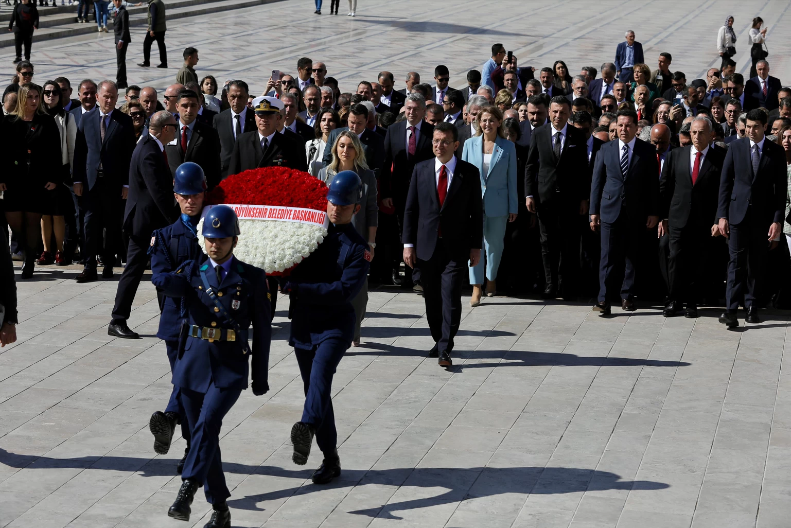 Yeniden İBB Başkanı seçilen İmamoğlu beraberindeki heyetle Anıtkabir'i ziyaret etti!