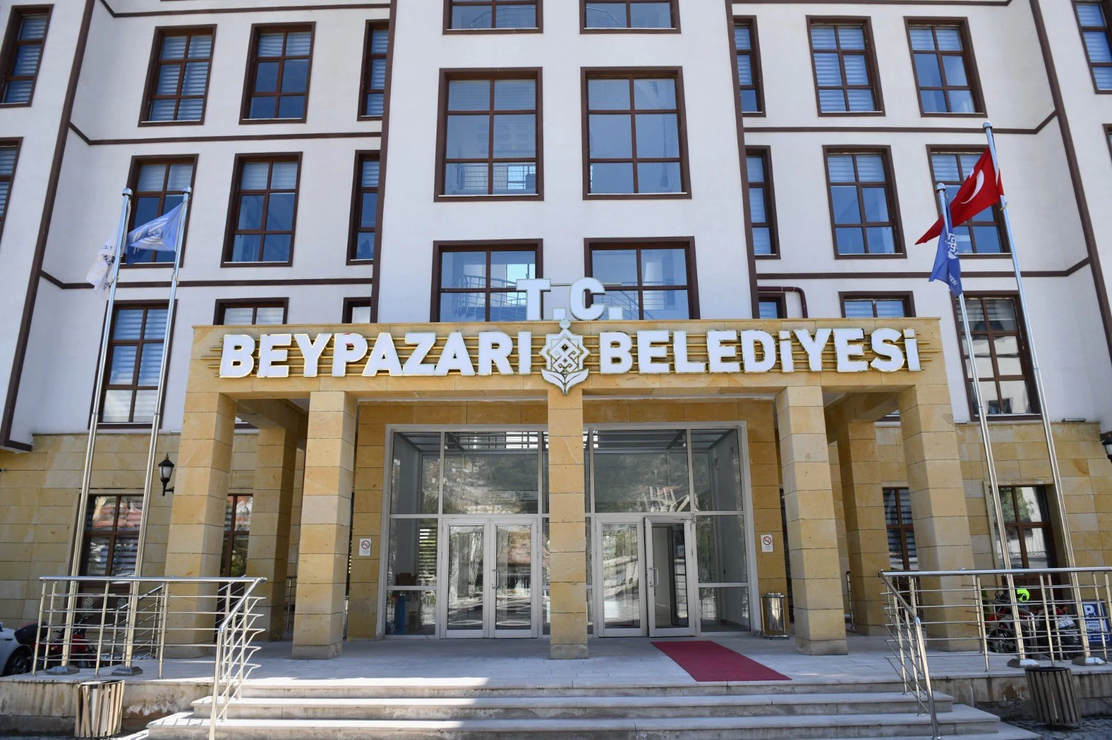 Beypazarı Belediyesi binasına T.C tabelası asıldı