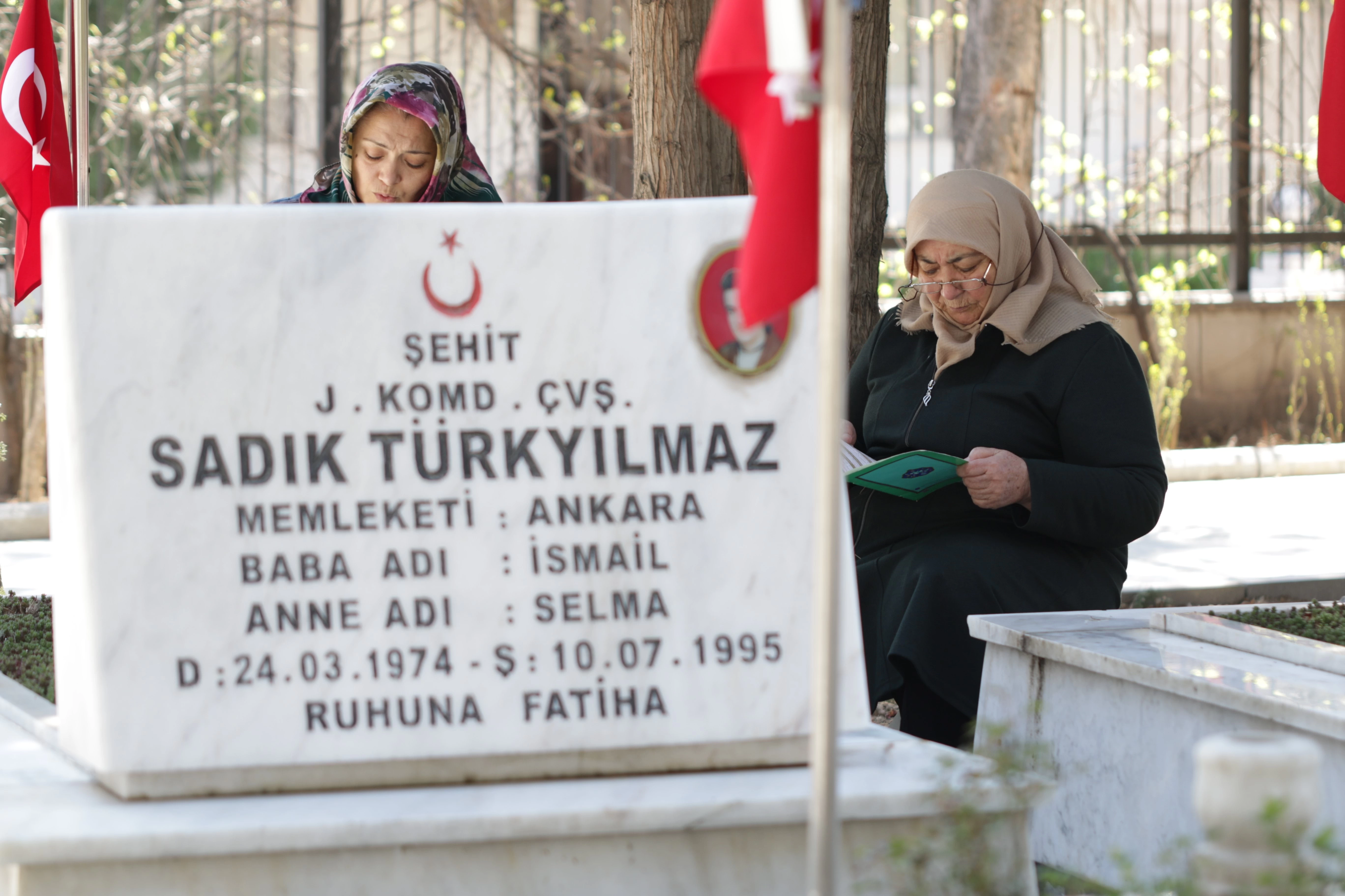 Ankara'da şehit yakınları bayramdan önce şehitlikleri doldurdular
