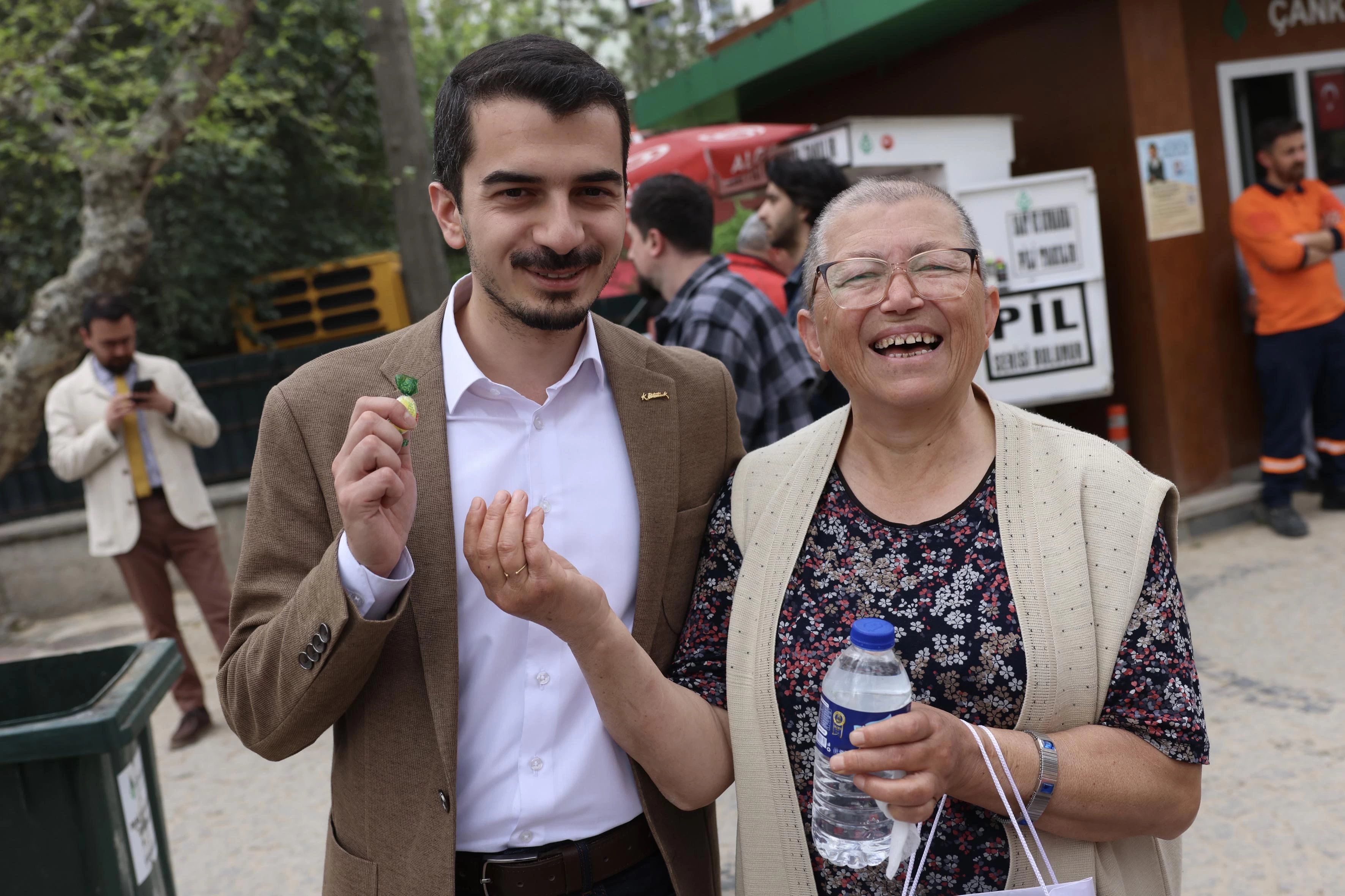 Çankaya Belediye Başkanı Hüseyin Can Güner Kuğulu Park'ta vatandaşlar ile bayramlaştı - Resim : 2