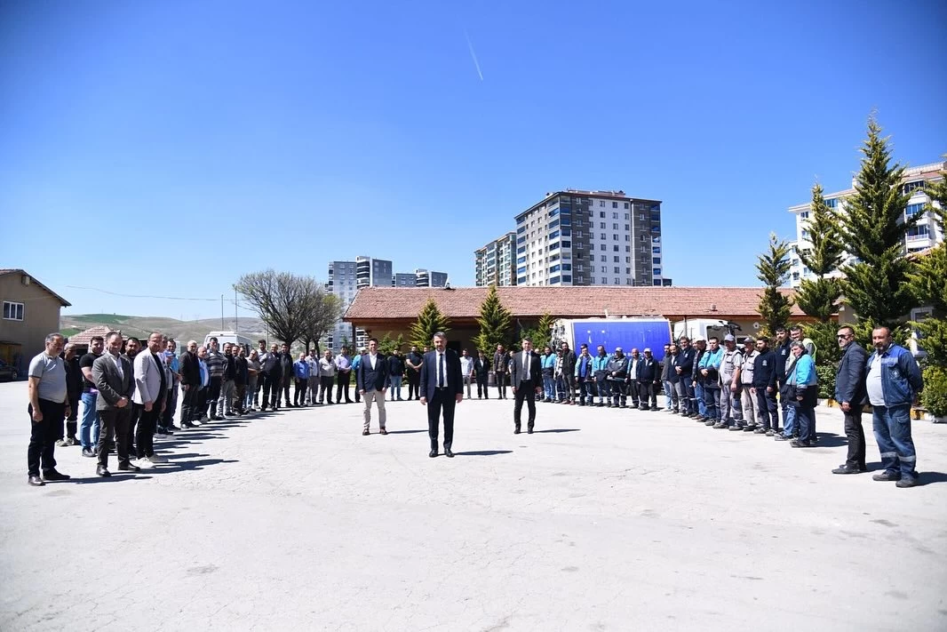 Pursaklar Belediye Başkanı Ertuğrul Çetin belediye personelleri ile bayramlaştı - Resim : 2