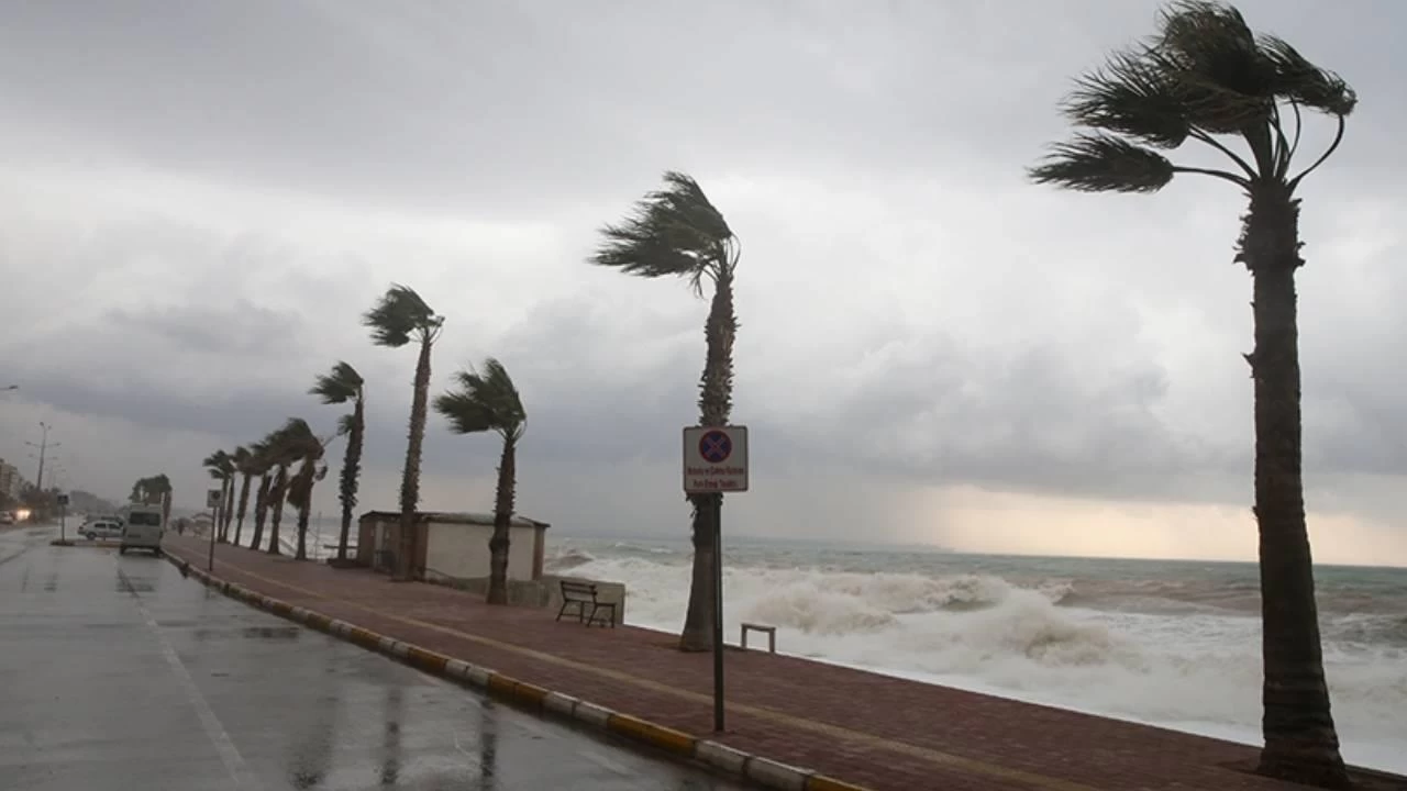 Akşam saatlerine kadar devam edecek! Meteoroloji o iller için kuvvetli fırtına ve rüzgar uyarısı yaptı