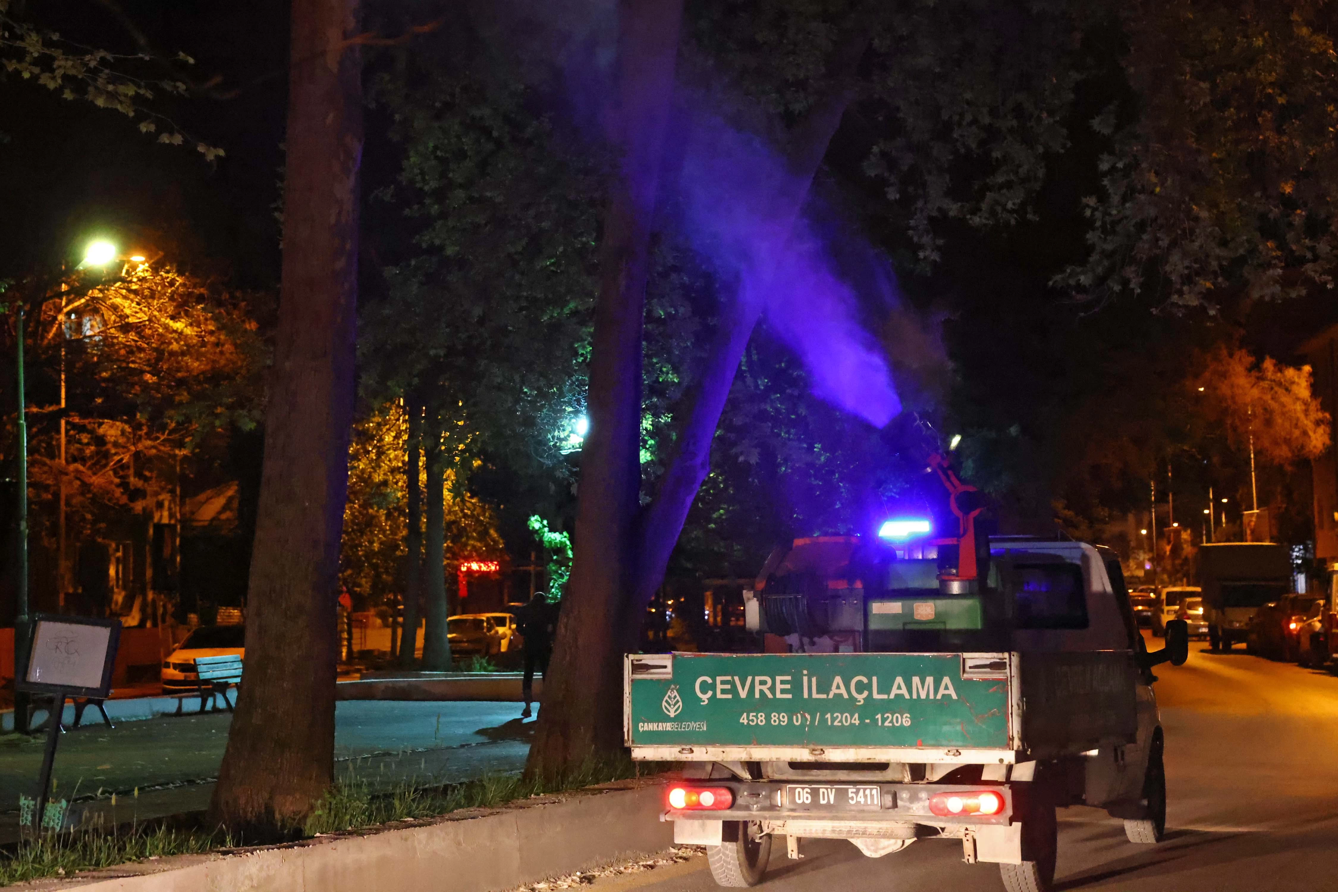 Çankaya Belediyesi sokaklarda ilaçlama çalışması başlatıldığını açıkladı - Resim : 2