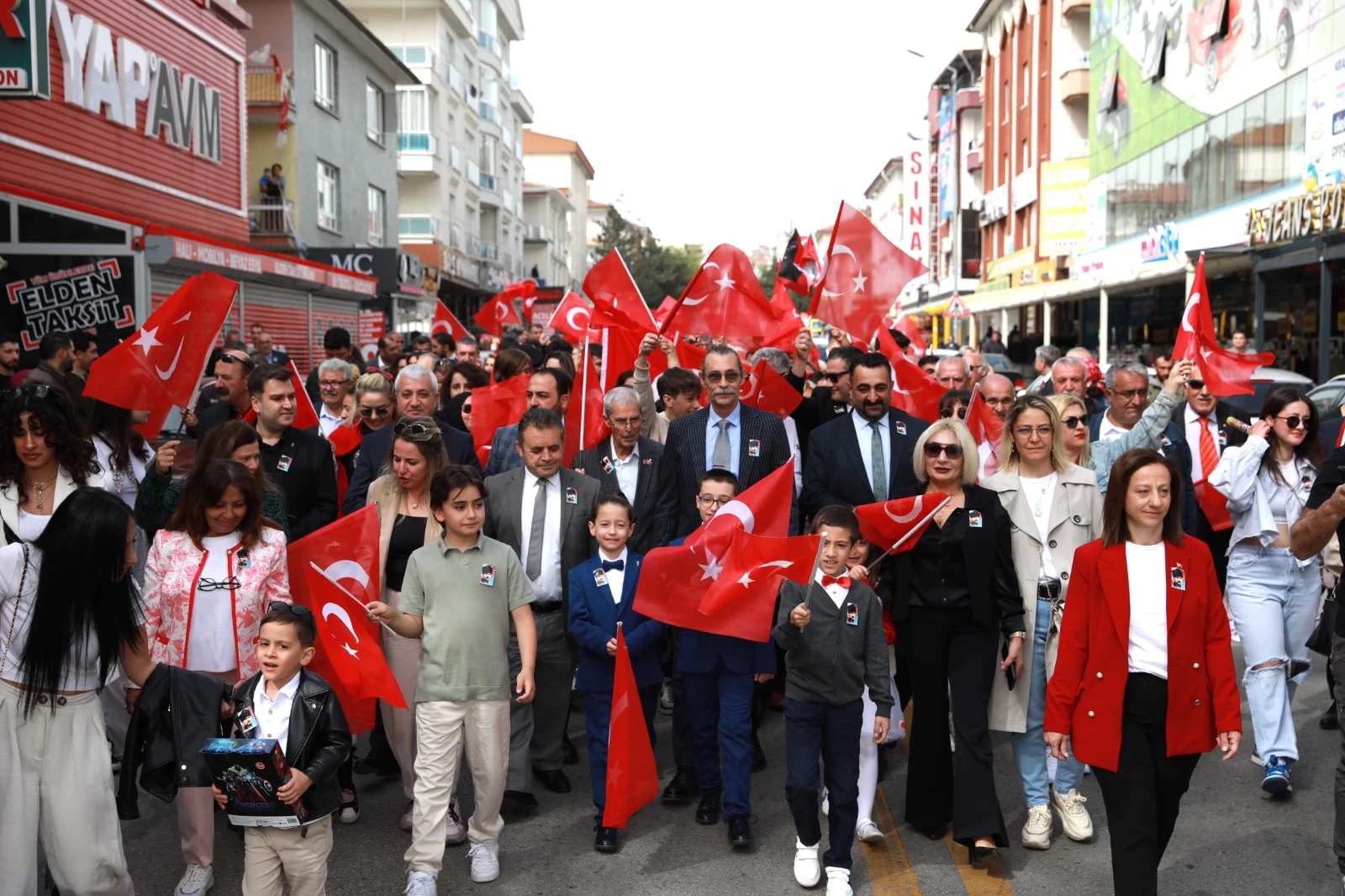 Etimesgut Belediye Başkanı Erdal Beşikçioğlu vatandaşlar ile beraber 23 Nisanı sokakta kutladı - Resim : 3