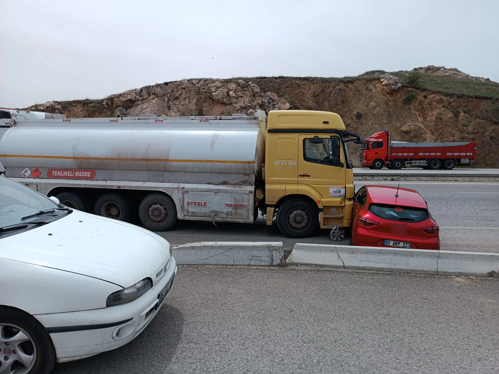 Ankara'da tırın sürüklediği otomobildeki 5 kişilik aile yara almadan kurtuldu!