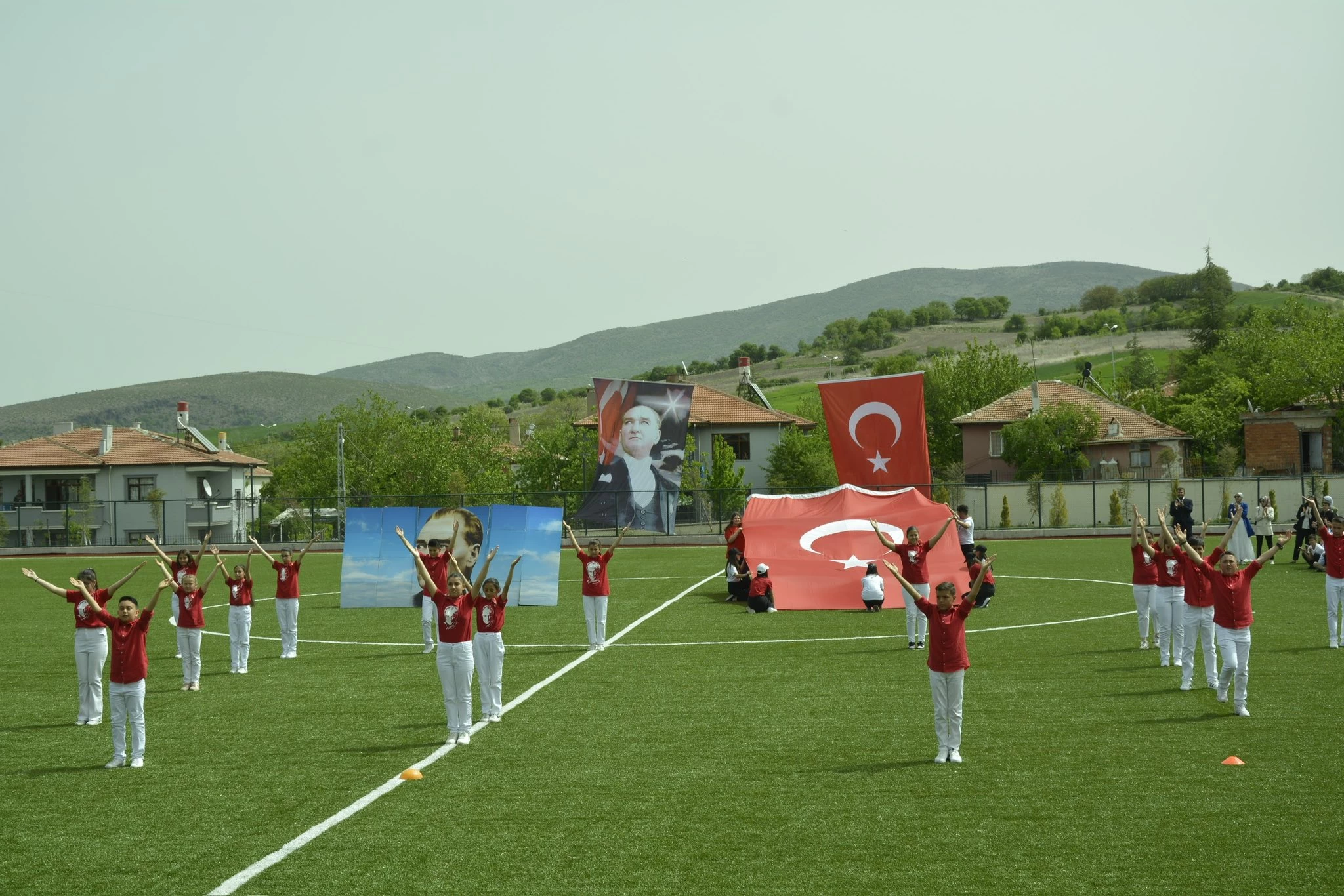 Güdül Belediye Başkanı Doğanay 23 Nisan'da çocuklara futbol ve voleybol toplu hediye etti!