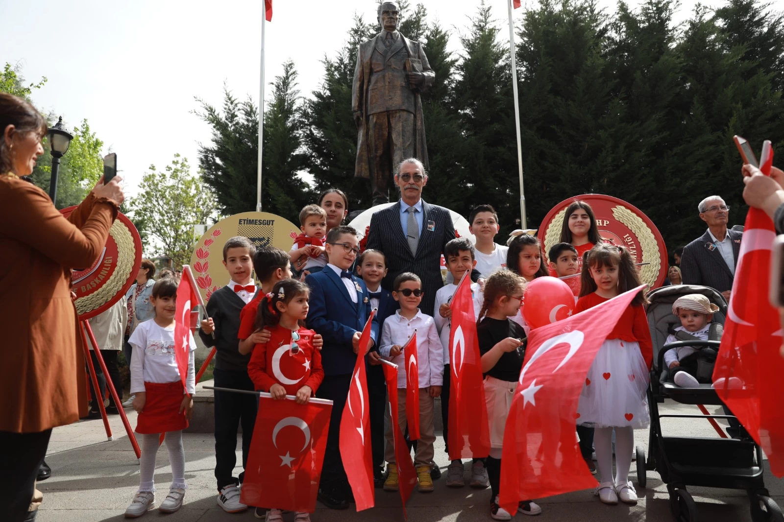 Etimesgut Belediye Başkanı Erdal Beşikçioğlu'ndan çocuklara özel ilgi