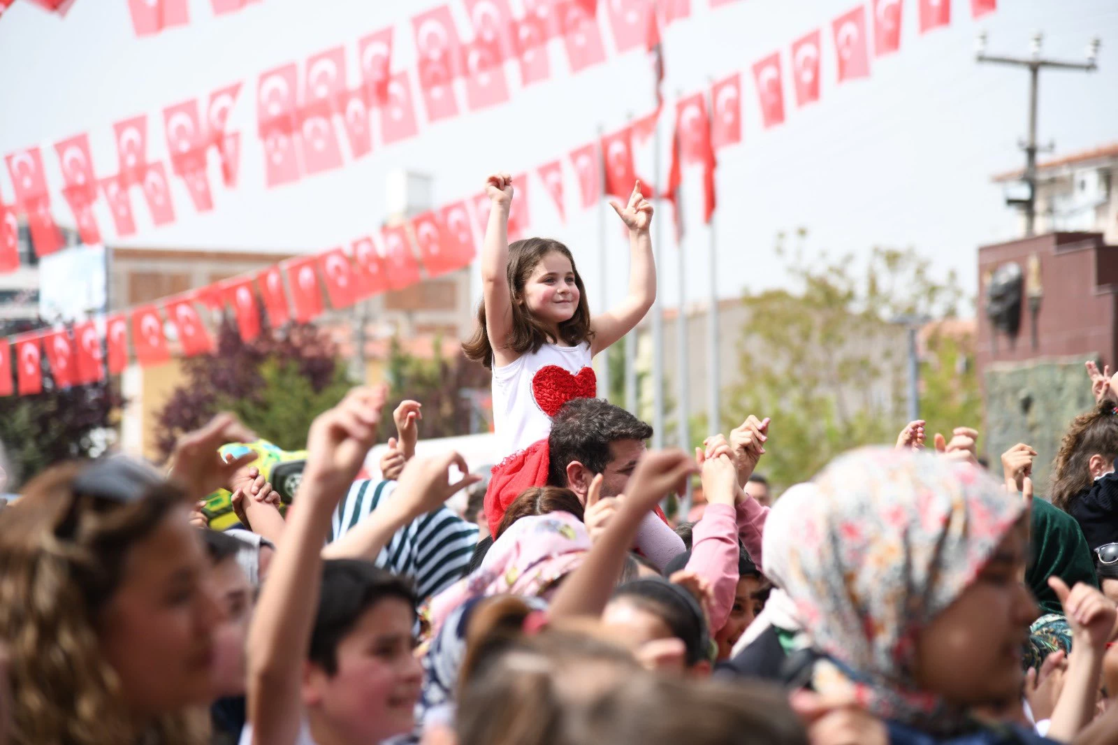 Kahramankazan Belediyesi vatandaşların bayram coşkusunu doyasıya yaşamasını sağladı - Resim : 2