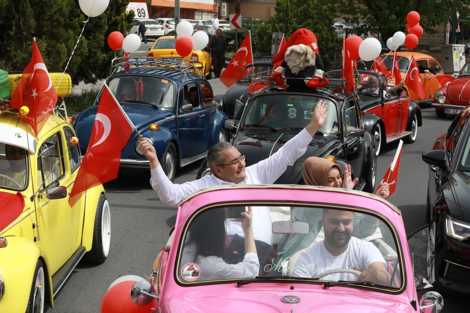 Keçiören Belediyesinin günler süren 23 Nisan programlarına binlerce insan katıldı