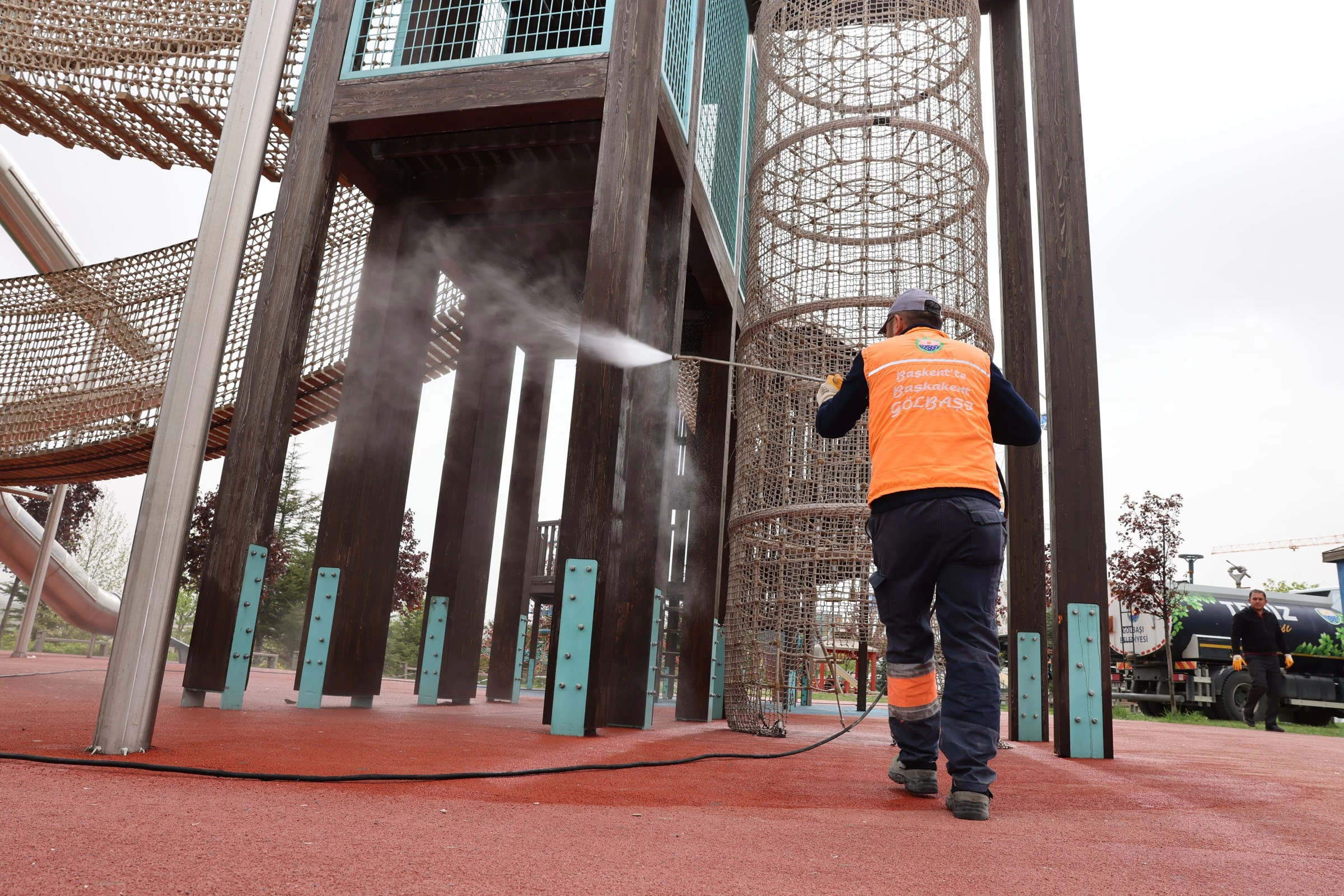 Gölbaşı Belediyesi park ve bahçelerde temizlik ve bakım çalışması yaptı