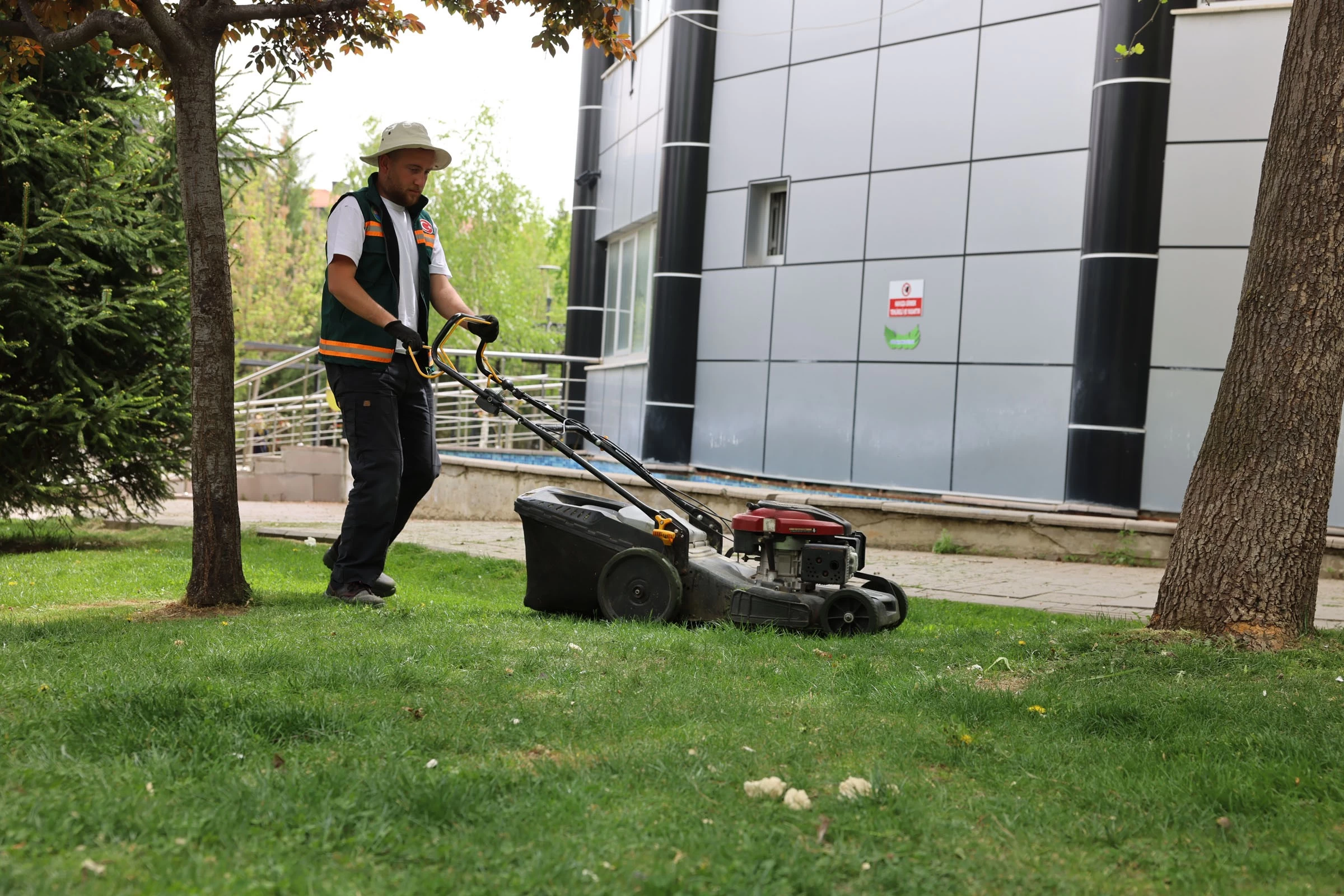 Gölbaşı Belediyesi park ve bahçelerde temizlik ve bakım çalışması yaptı - Resim : 2