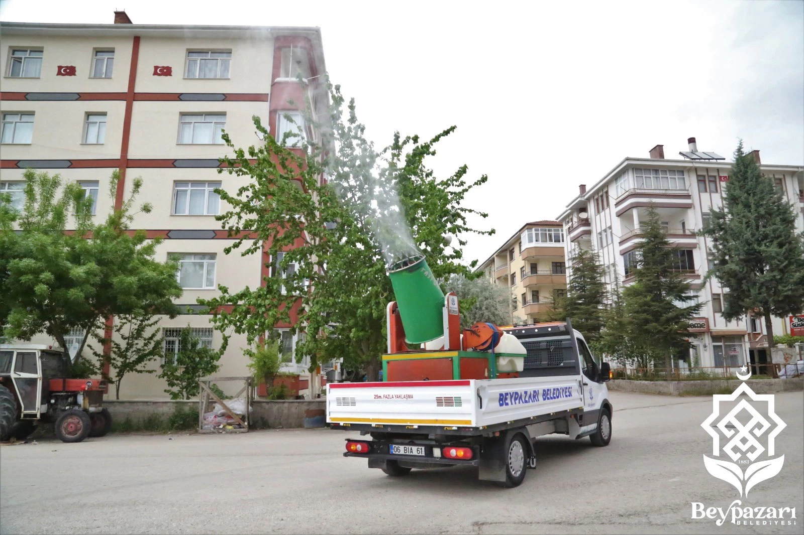 Beypazarı Belediyesi haşereler için ilaçlama yapıyor