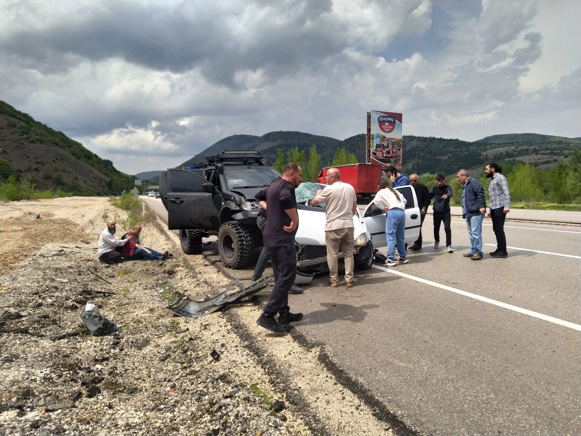 Ankara'da pikapla otomobil çarpıştı! 4 yaralı - Resim : 2