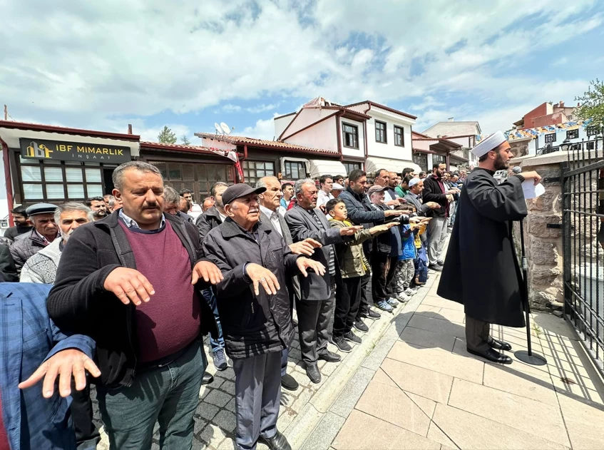 Güdül'de belediye başkanı ile birlikte vatandaşlar yağmur duasına çıktı!