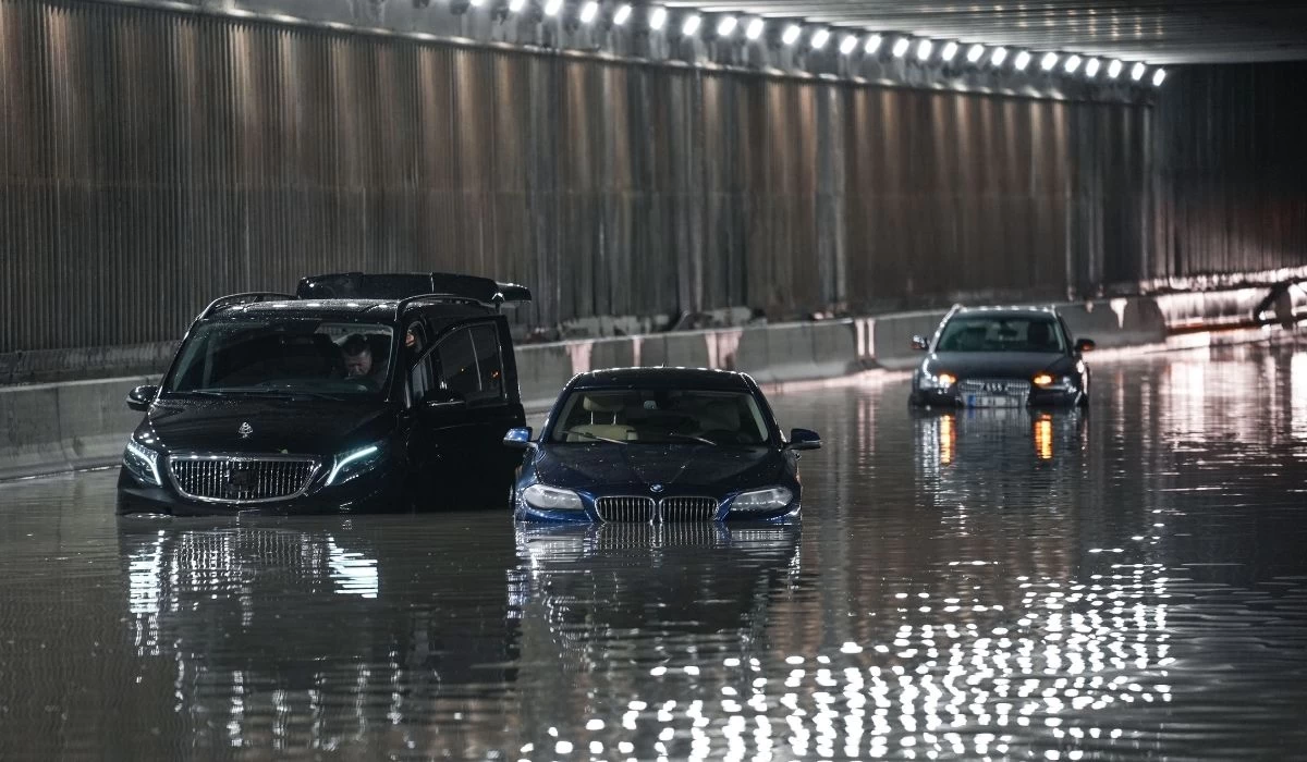 Ankara'da sağanak yağış hayatı durma noktasına getirdi