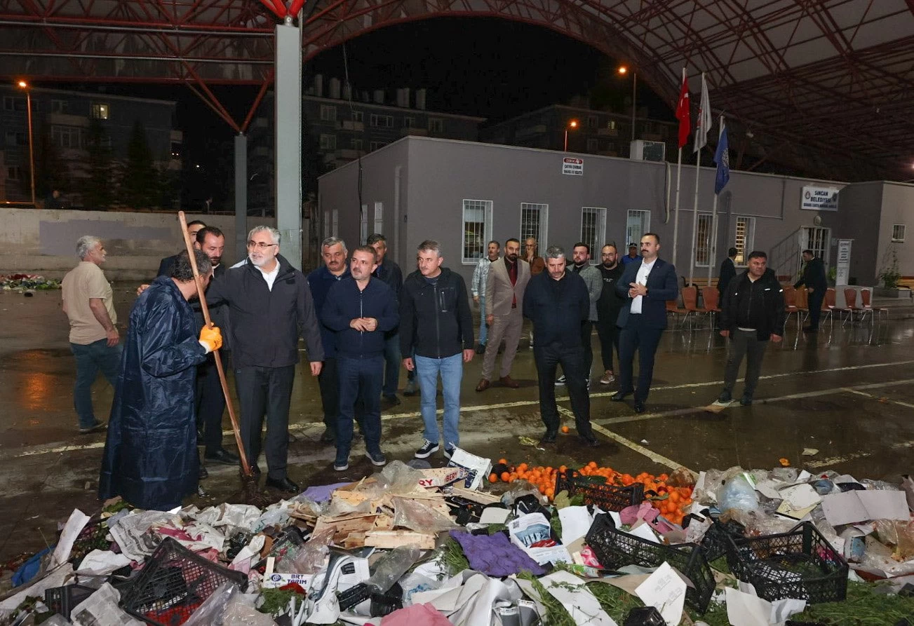 Sincan Belediye Başkanı Murat Ercan 1 Mayıs'ı ilçe çalışanları ile birlikte karşıladı