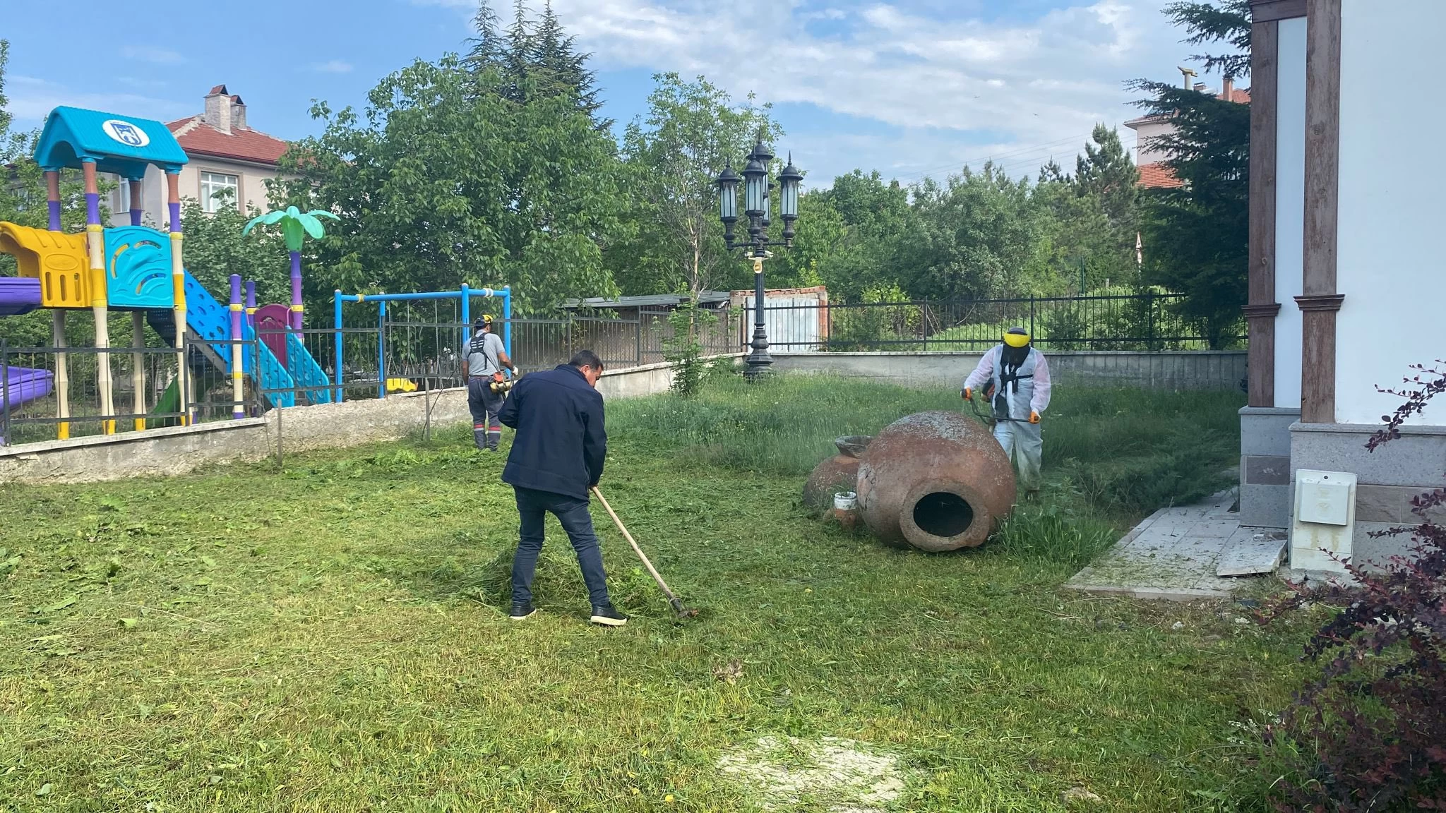 Güdül Belediyesi ışıklandırma ve yabani ot temizliği çalışmalarına devam ediyor - Resim : 2