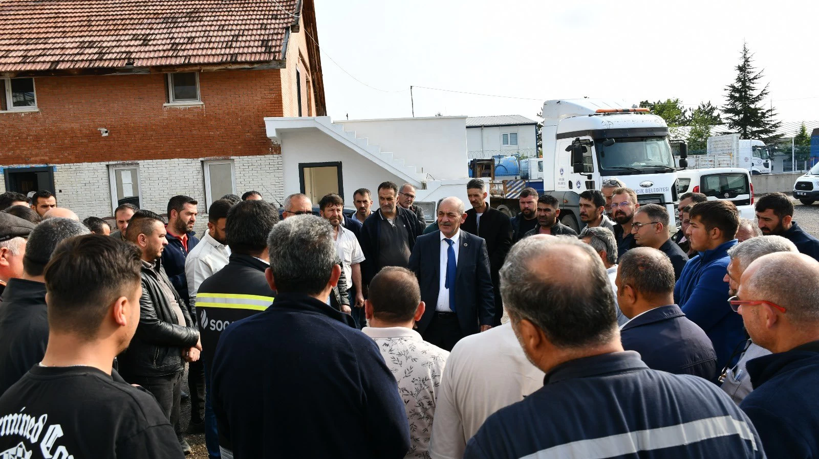 Kalecik Belediye Başkanı Satılmış Karakoç işçilerle bir araya gelerek bayramlarını tebrik etti