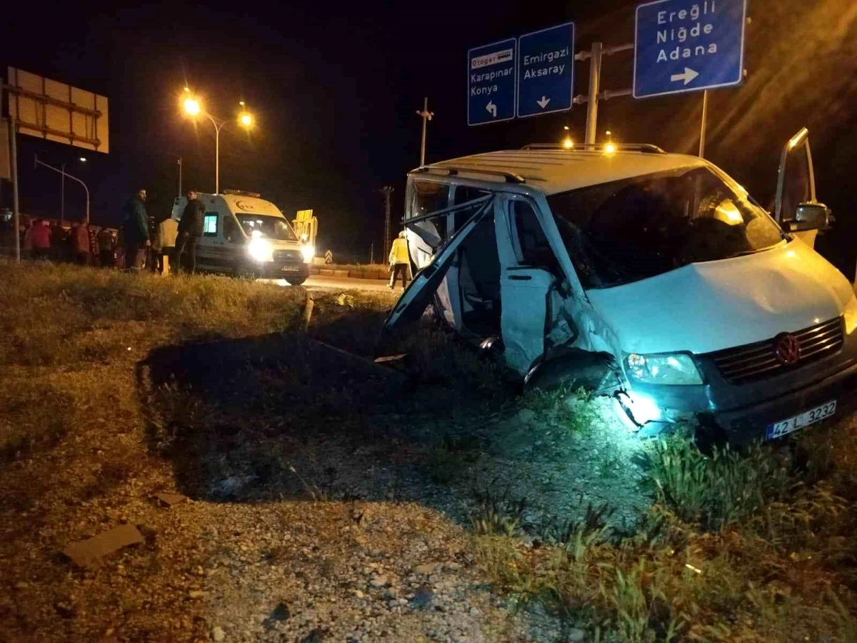 Konya’da midibüs ile panelvan çarpışması sonucu 24 kişi yaralandı