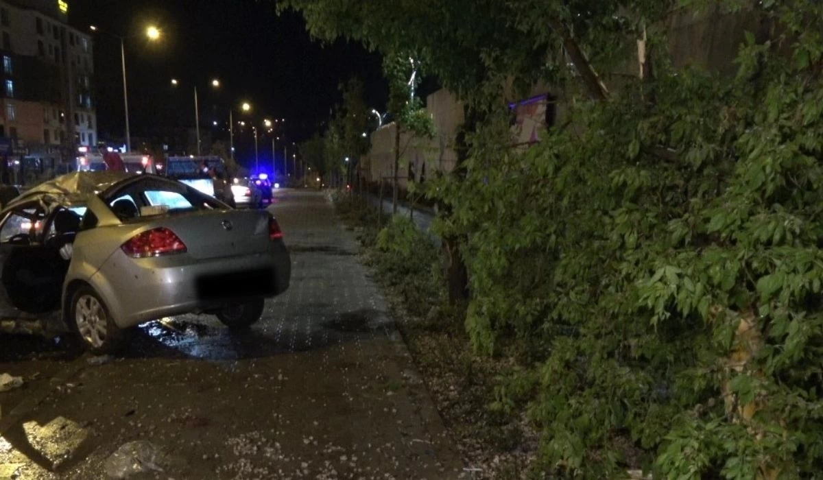 Yozgat'ta kontrolden çıkan araç ağaca çarparak durdu!