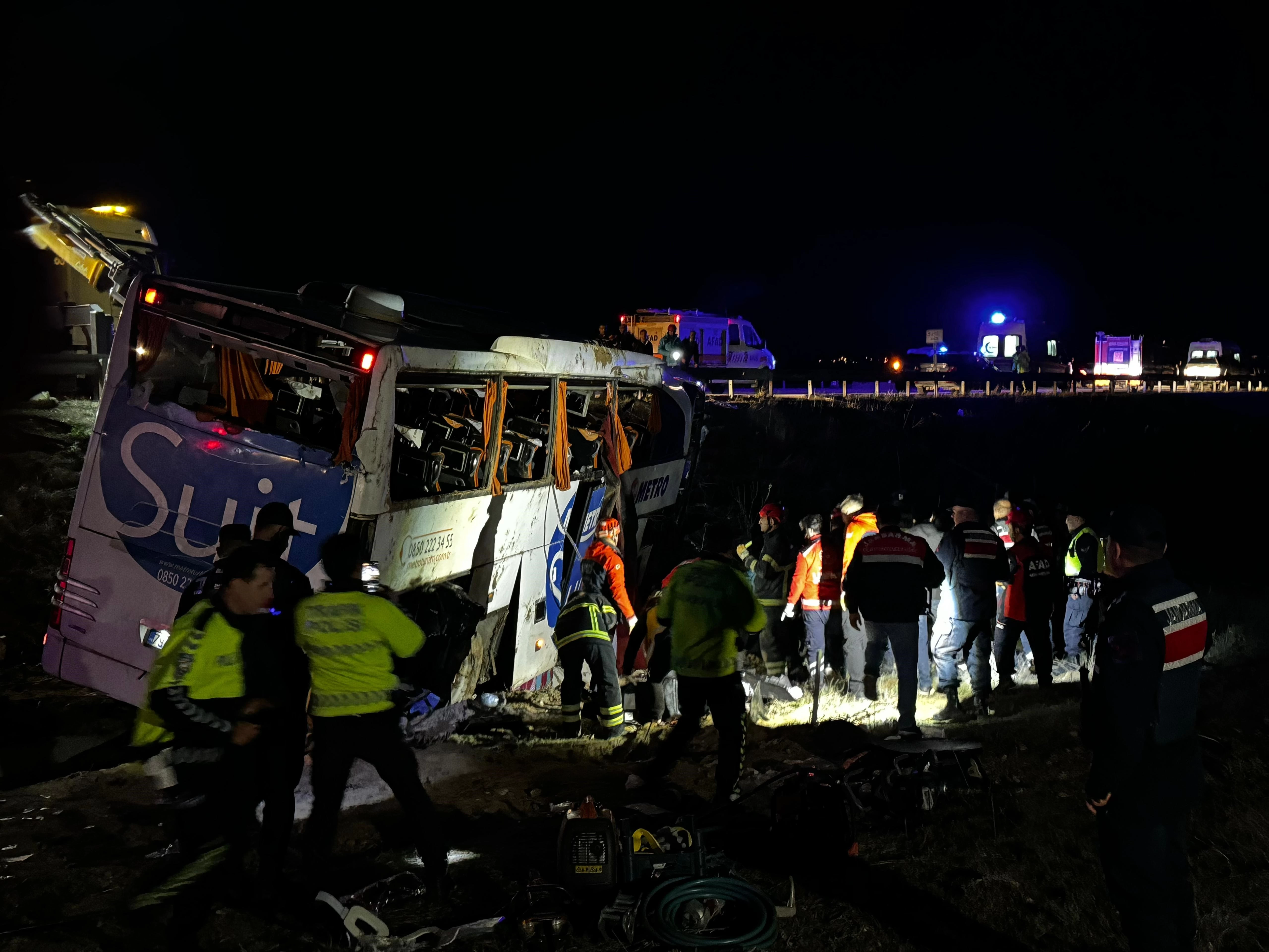 Niğde - Ankara otoyolunda otobüs devrildi: 2 Ölü