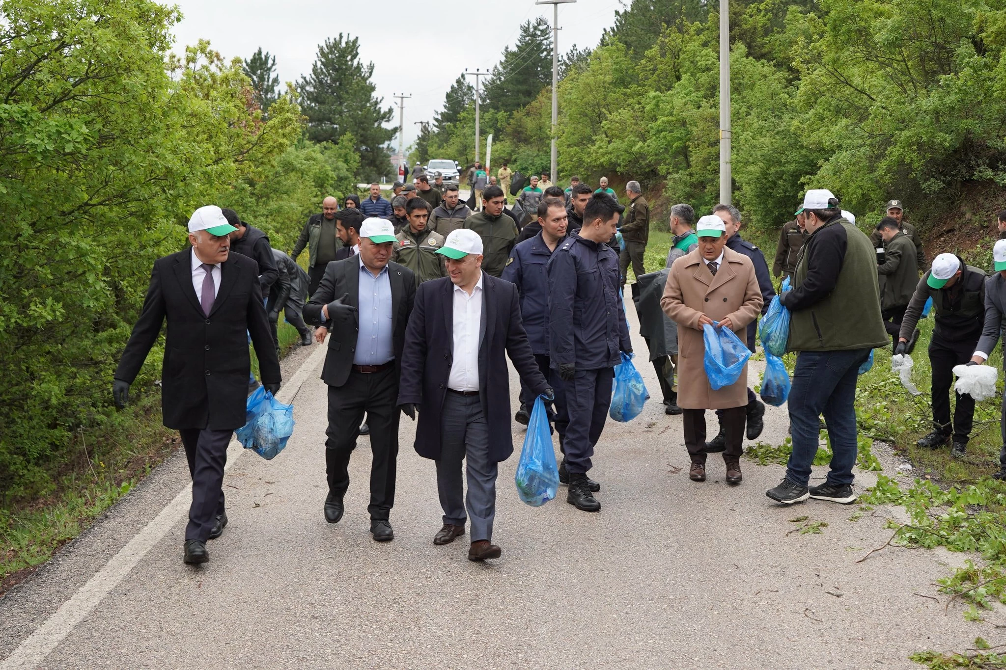 Kızılcahamam Belediye Başkanı Süleyman Acar Orman Benim etkinliği kapsamında çöp topladı