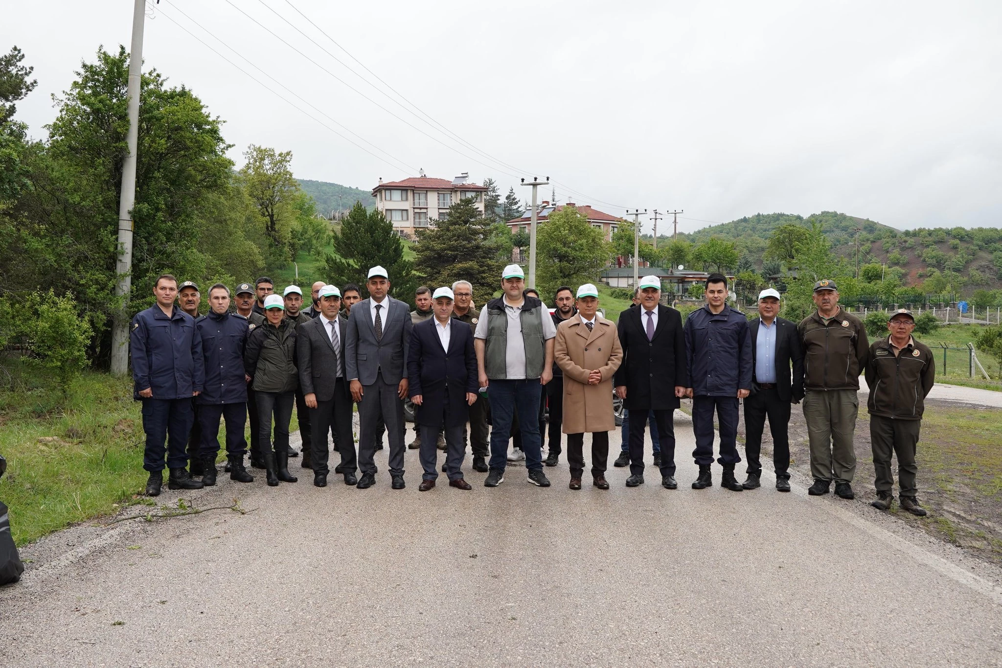 Kızılcahamam Belediye Başkanı Süleyman Acar Orman Benim etkinliği kapsamında çöp topladı - Resim : 2