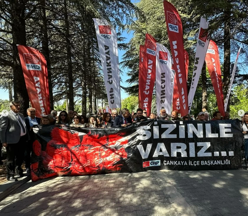 CHP Genel Başkanı Özel, CHP'li heyet ile idam edilen  Deniz Gezmiş, Yusuf Aslan ve Hüseyin İnan’ı andı