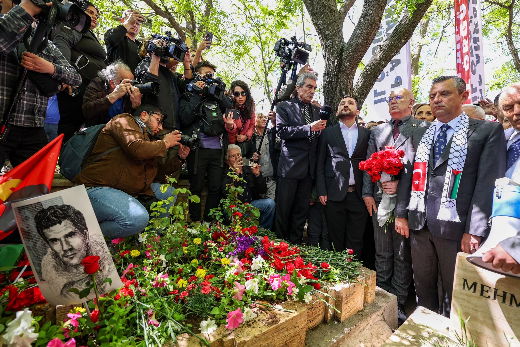 CHP Genel Başkanı Özel, CHP'li heyet ile idam edilen  Deniz Gezmiş, Yusuf Aslan ve Hüseyin İnan’ı andı - Resim : 2