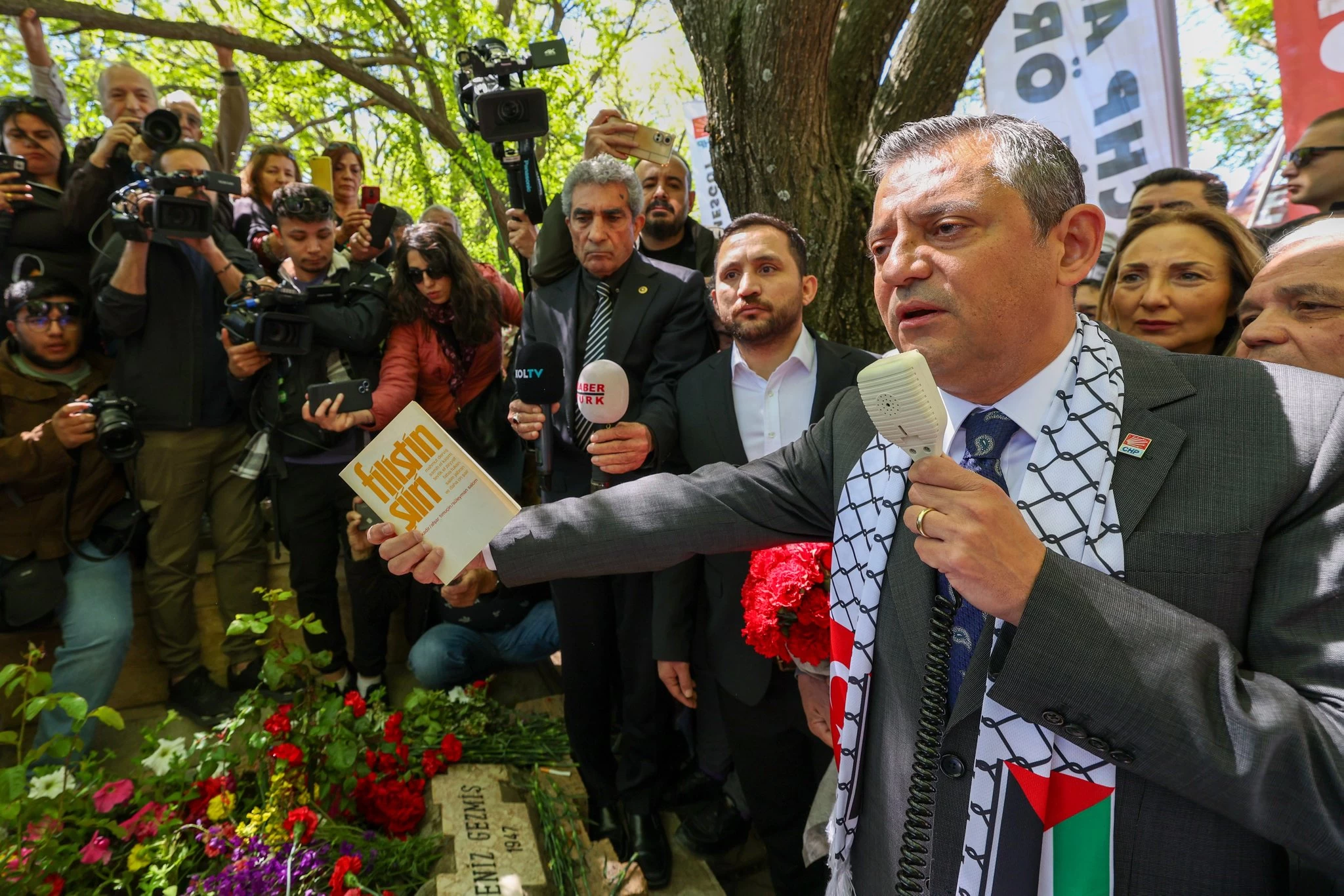 CHP Genel Başkanı Özel, CHP'li heyet ile idam edilen  Deniz Gezmiş, Yusuf Aslan ve Hüseyin İnan’ı andı - Resim : 3