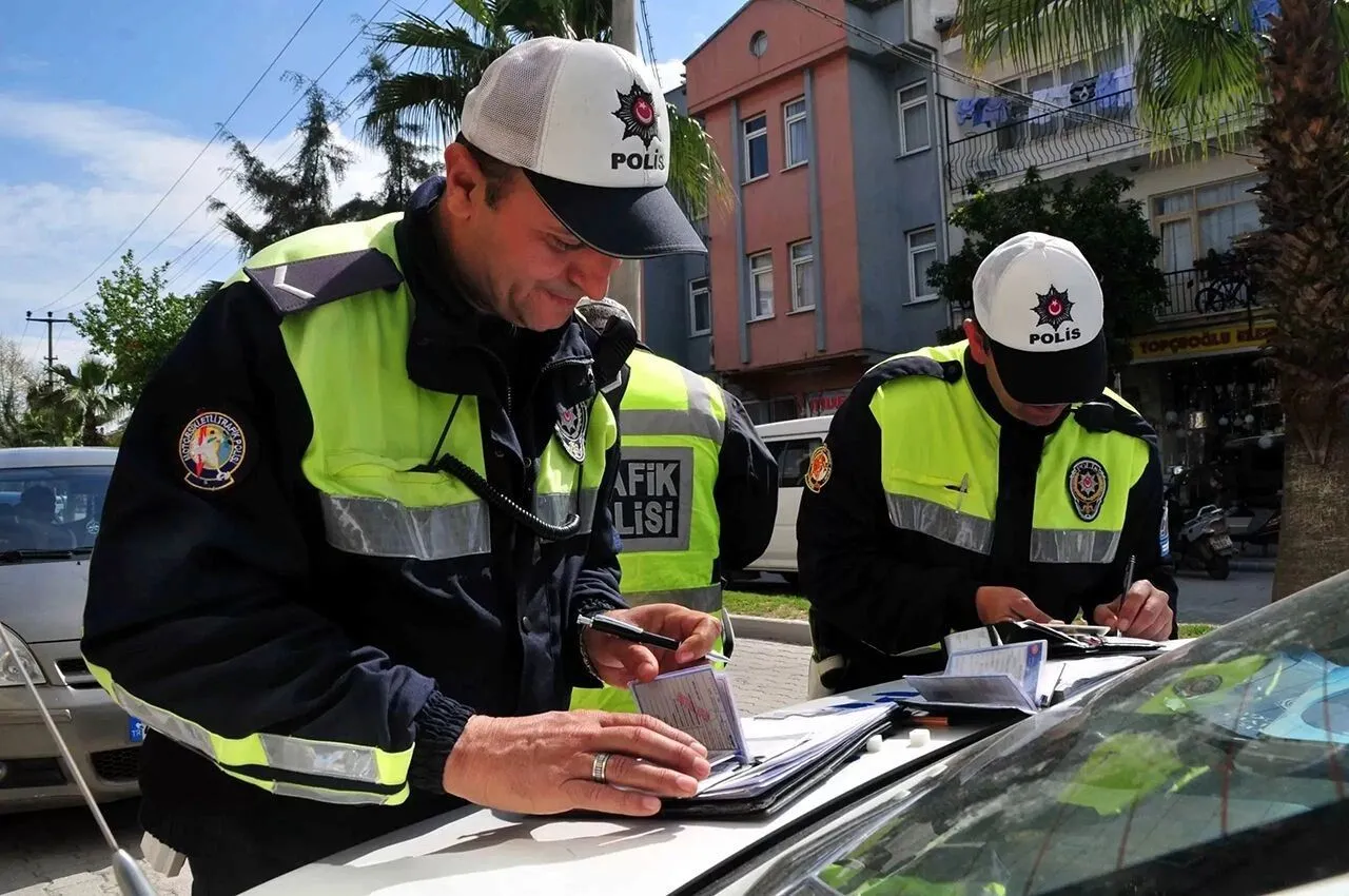 Eskişehir'de abartılı egzozlu ve hatalı park edilen araçlara para cezası kesildi