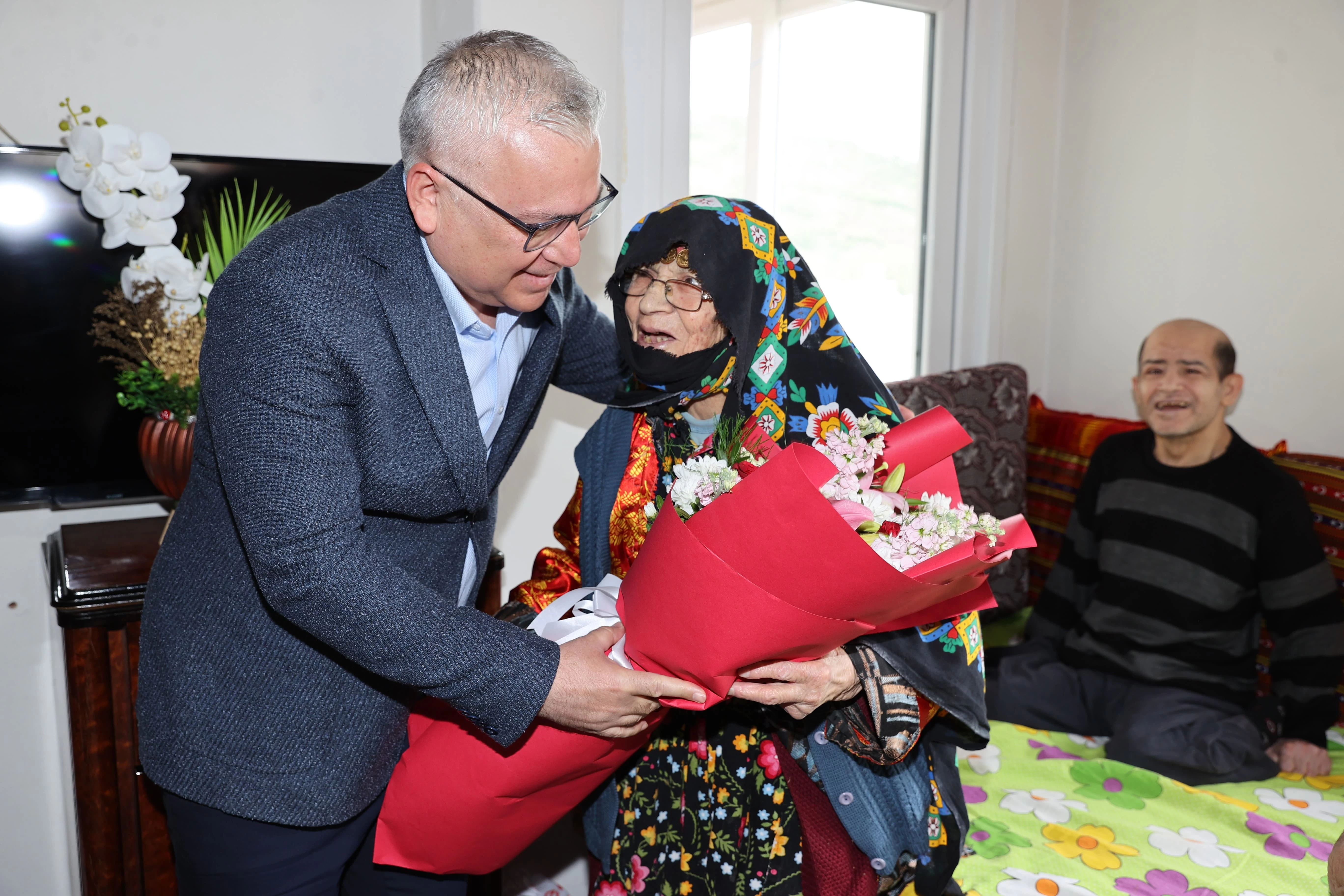 Engelli oğullarına bakan 93 yaşındaki Gülsüm anneye ziyaret üstüne ziyaret! - Resim : 2