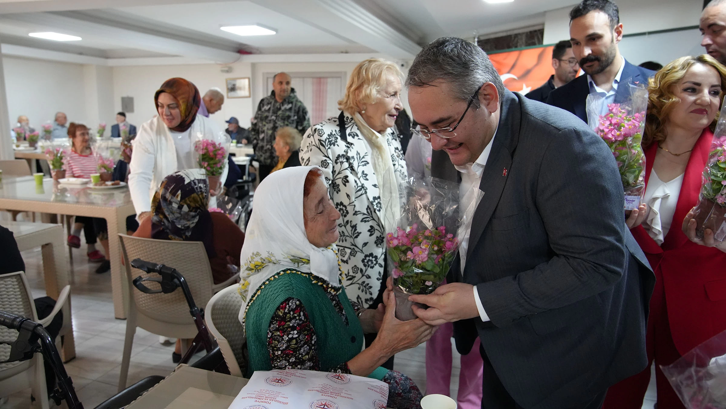 Keçiören Belediye Başkanı Özarslan ve eşi Gönül Köşkü Huzurevi’nde Anneler Günü’nü kutladı