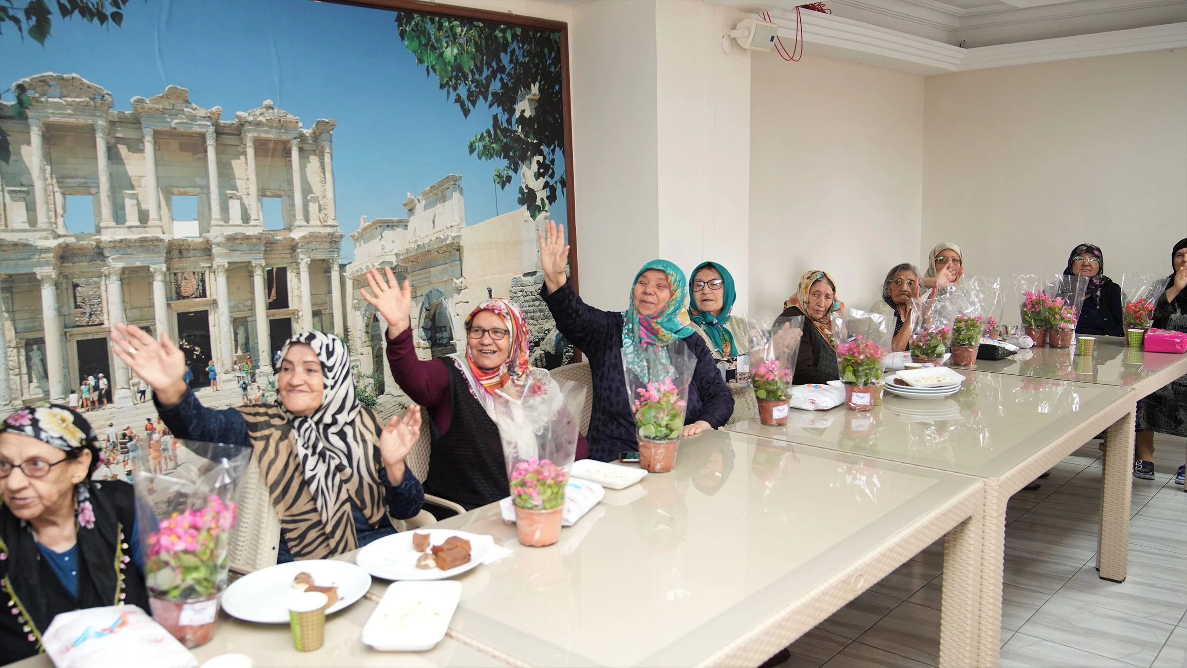 Keçiören Belediye Başkanı Özarslan ve eşi Gönül Köşkü Huzurevi’nde Anneler Günü’nü kutladı - Resim : 2