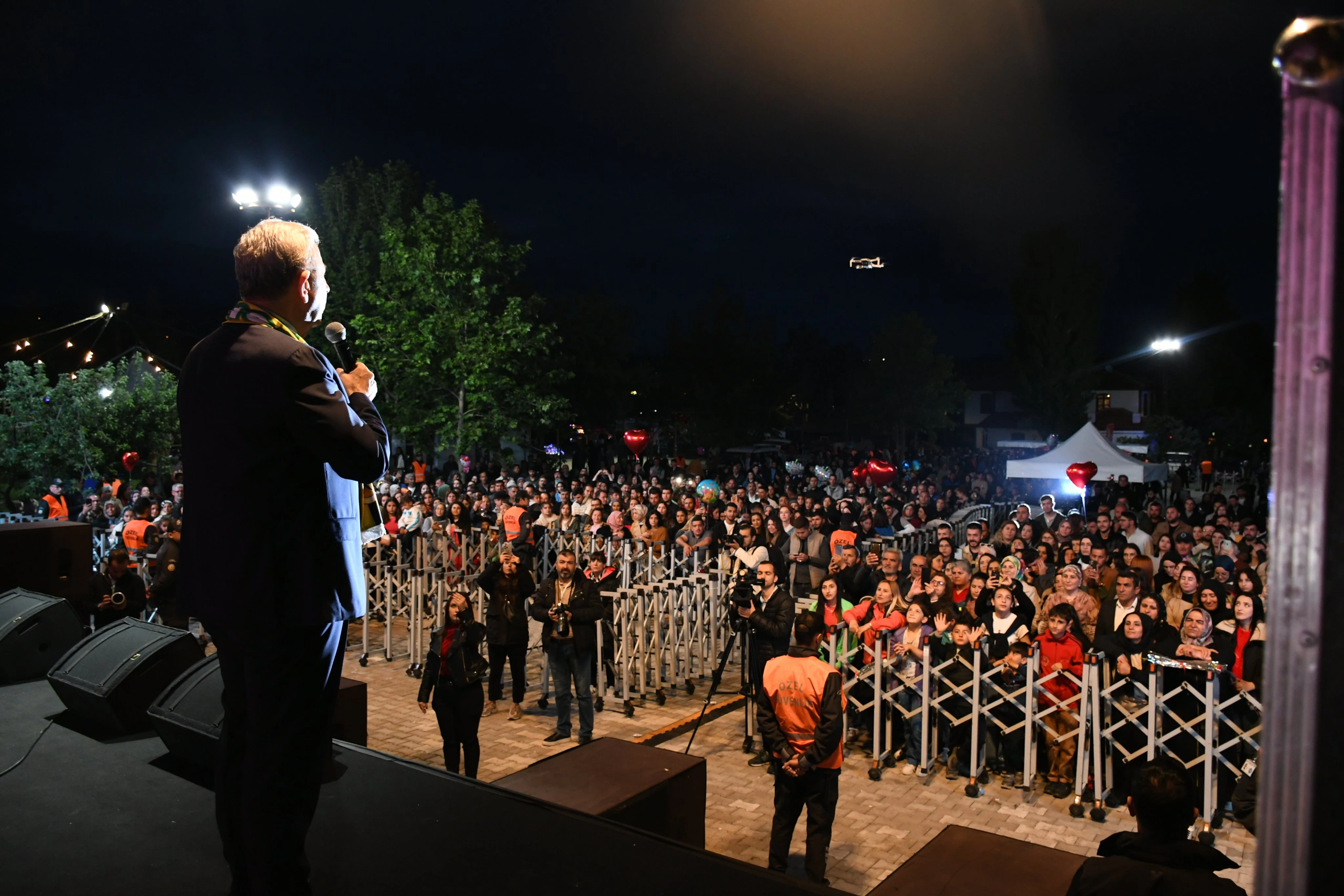 Kalecik Belediyesinin düzenlediği Derya Bedavacı konserine ABB Başkanı Yavaş katıldı! - Resim : 2