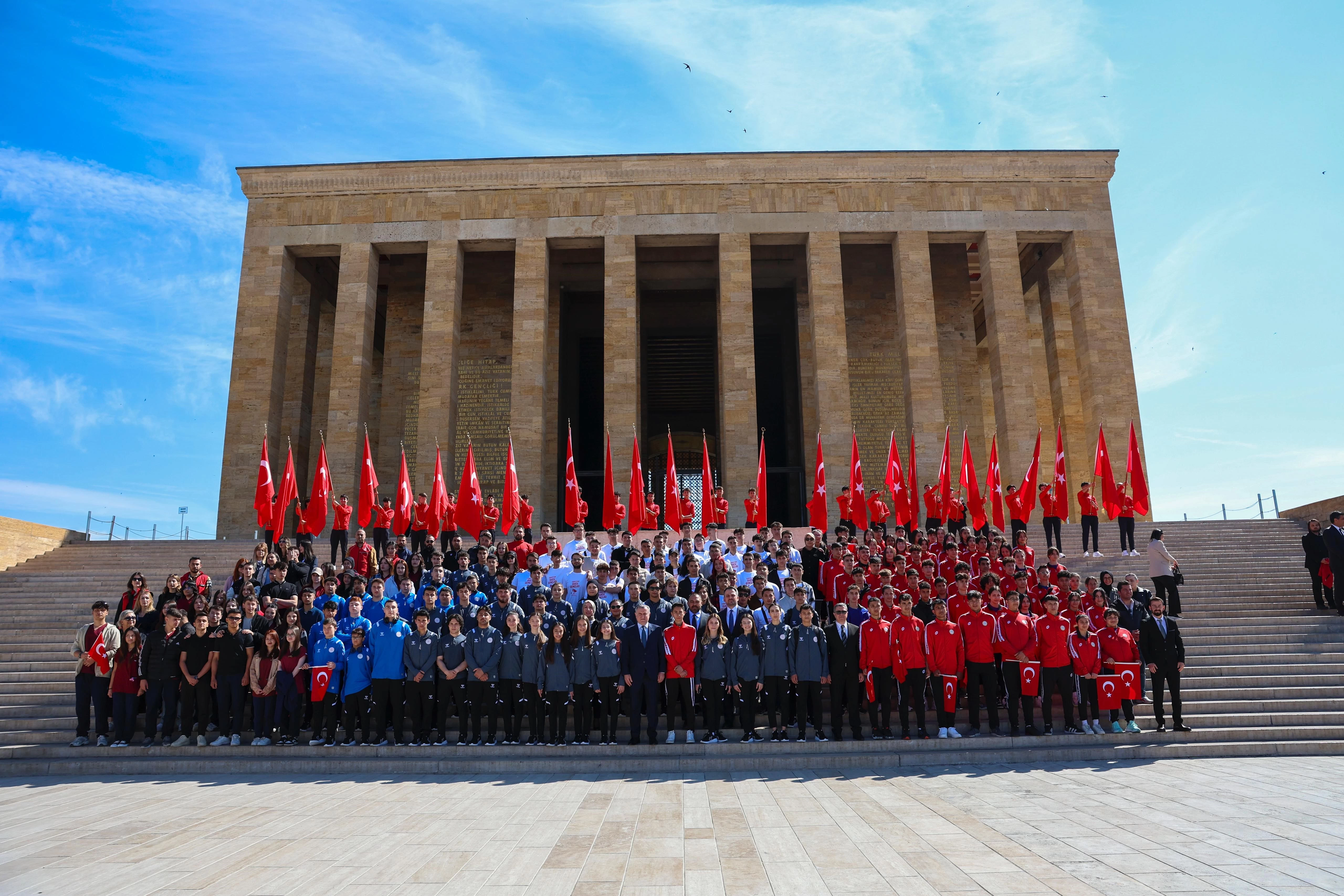 Gençlik ve Spor Bakanı Osman Aşkın Bak'tan Anıtkabir'e ziyaret
