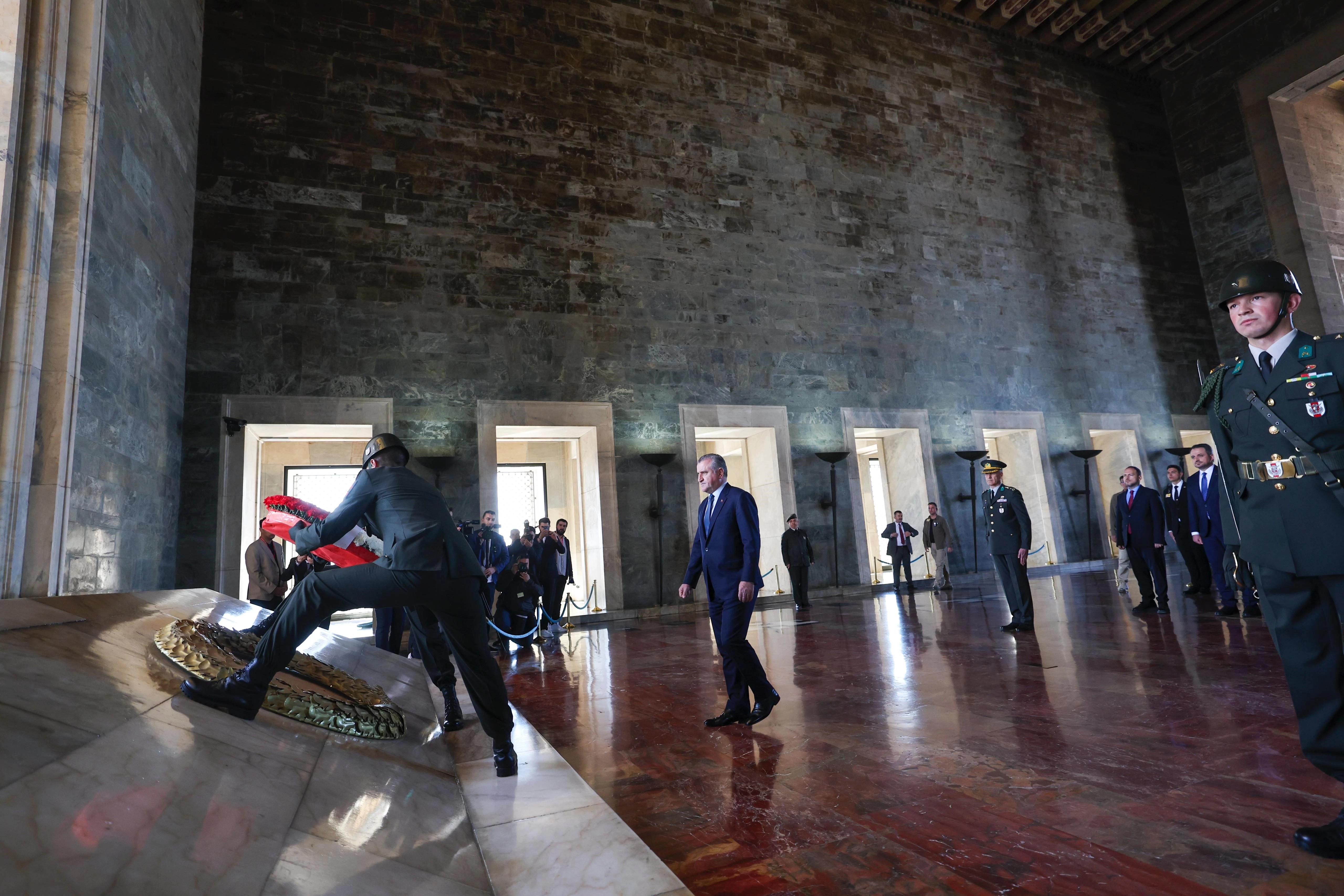 Gençlik ve Spor Bakanı Osman Aşkın Bak'tan Anıtkabir'e ziyaret - Resim : 2
