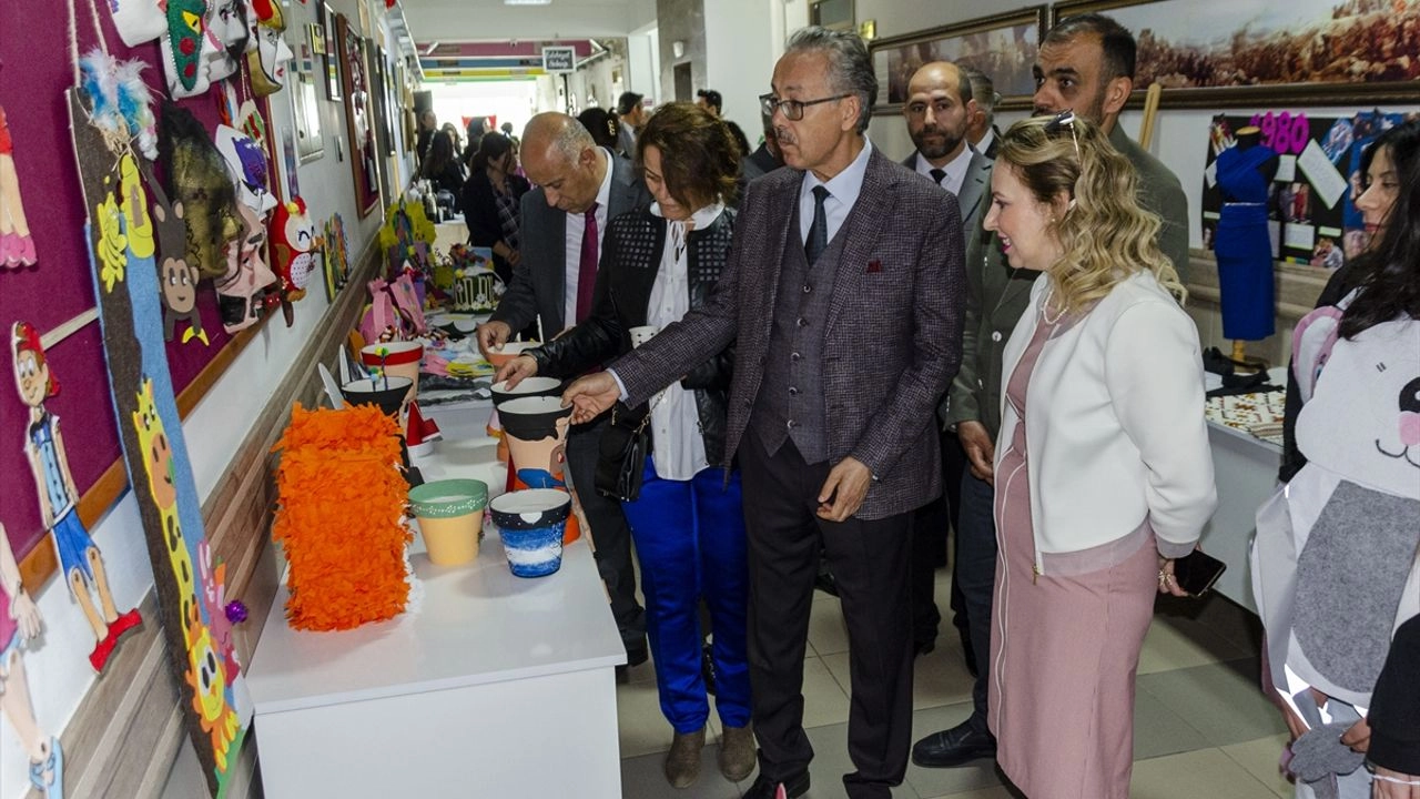 Kahramankazan'da atık malzemelerden yapılan kıyafetlerle defile düzenlendi