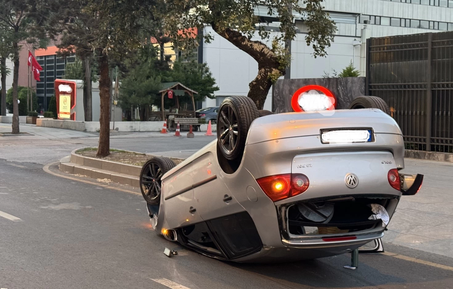 Ankara GMK bulvarında direksiyon hakimiyetini kaybeden sürücü otomobile çarparak takla attı