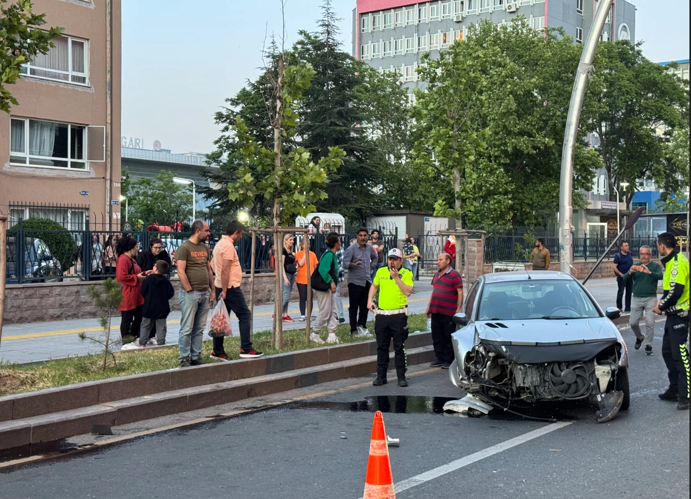 Ankara GMK bulvarında direksiyon hakimiyetini kaybeden sürücü otomobile çarparak takla attı - Resim : 2