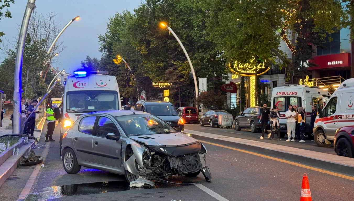 Ankara GMK bulvarında direksiyon hakimiyetini kaybeden sürücü otomobile çarparak takla attı - Resim : 3