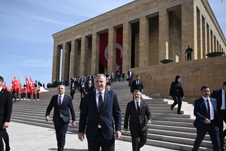 Gençlik ve Spor Bakanı Bak'tan gençler ve sporcularla beraber Anıtkabir ziyareti