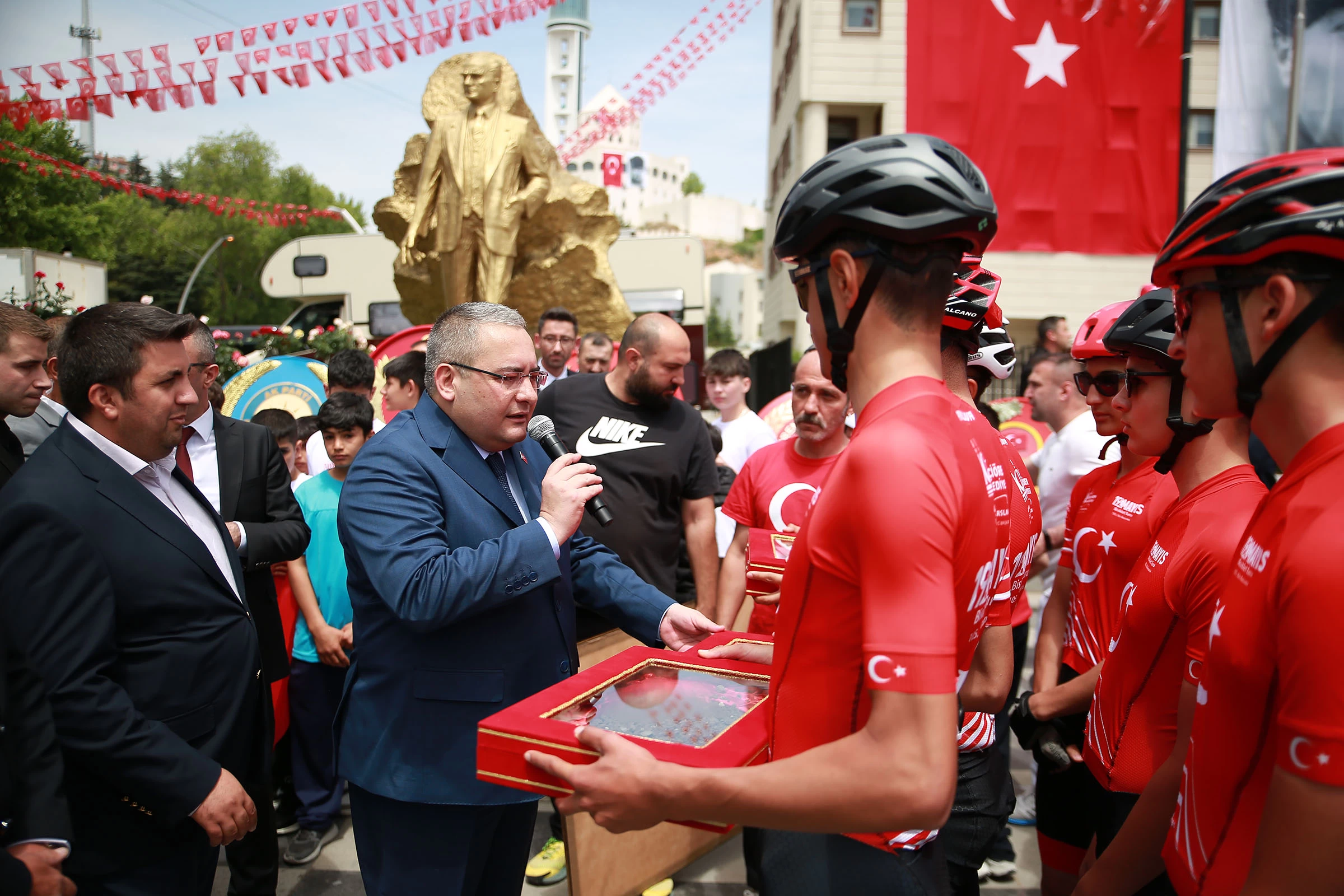 Keçiören Belediye Başkanı Özarslan Samsun'dan gelen bayrak toprağı teslim aldı