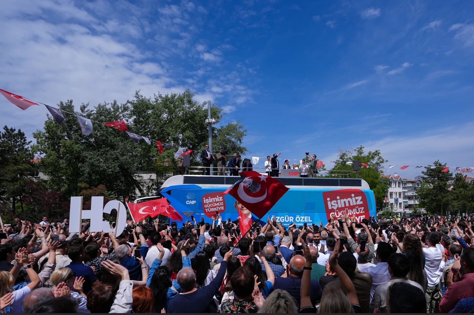 CHP Genel Başkanı Özel Ankara'da Büyük Gençlik Yürüyüşüne katıldı